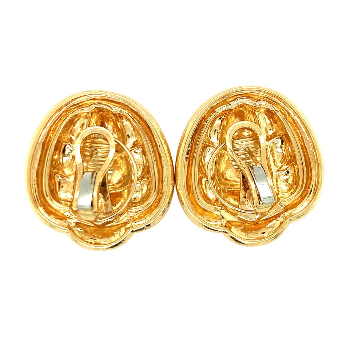 Hammered 18k Yellow Gold Earrings, circa 1960s In Good Condition For Sale In Beverly Hills, CA