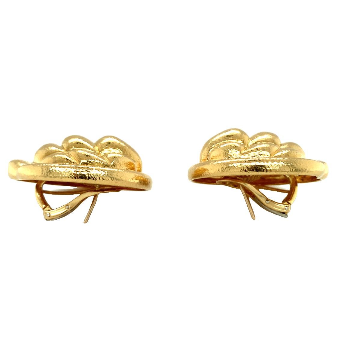 Boucles d'oreilles en or jaune 18 carats martelé, c. 1960 Pour femmes en vente