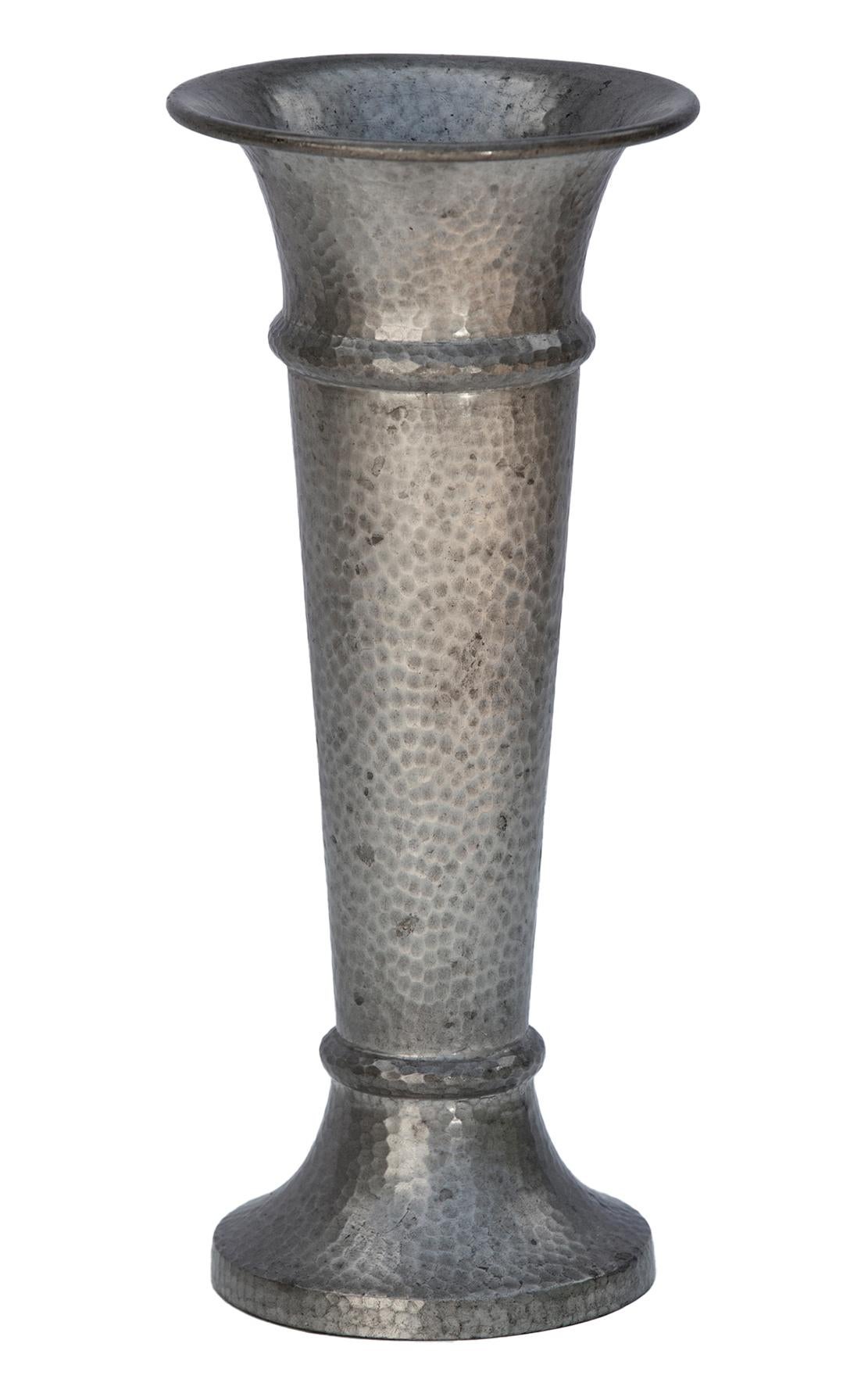 Amerikanische Vase aus gehämmertem Zinn im Angebot 2