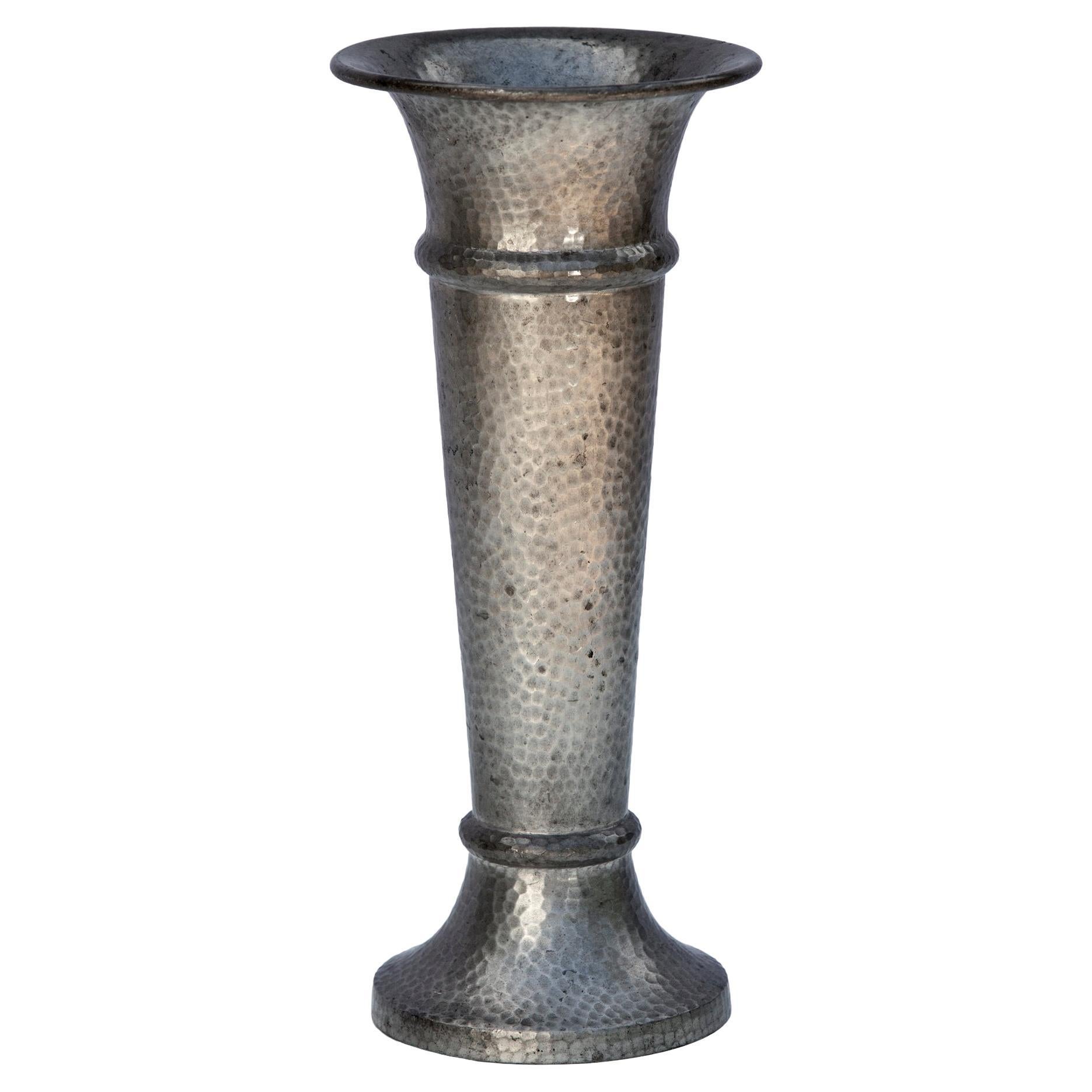 Amerikanische Vase aus gehämmertem Zinn (Art déco) im Angebot