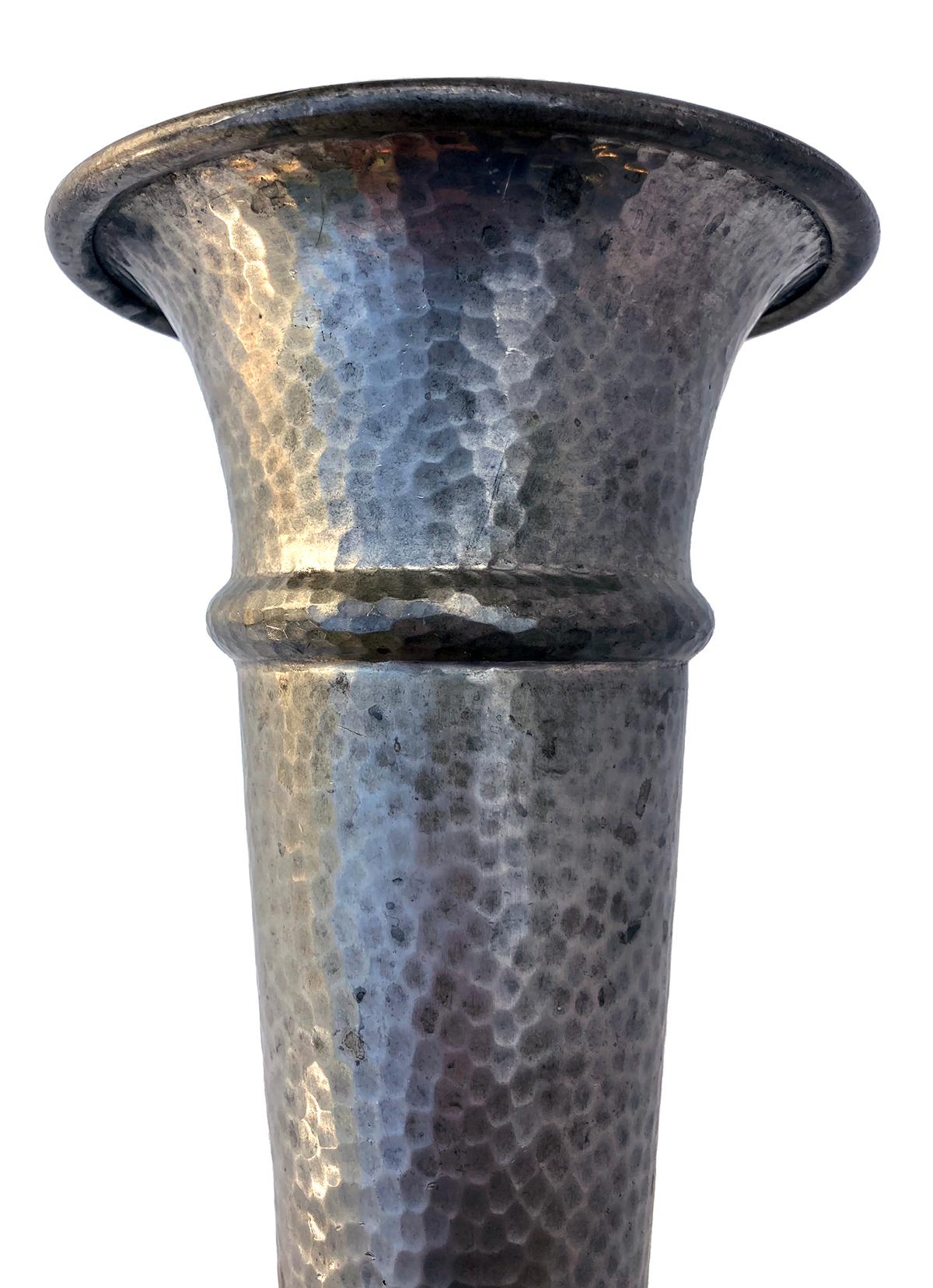 Amerikanische Vase aus gehämmertem Zinn (amerikanisch) im Angebot