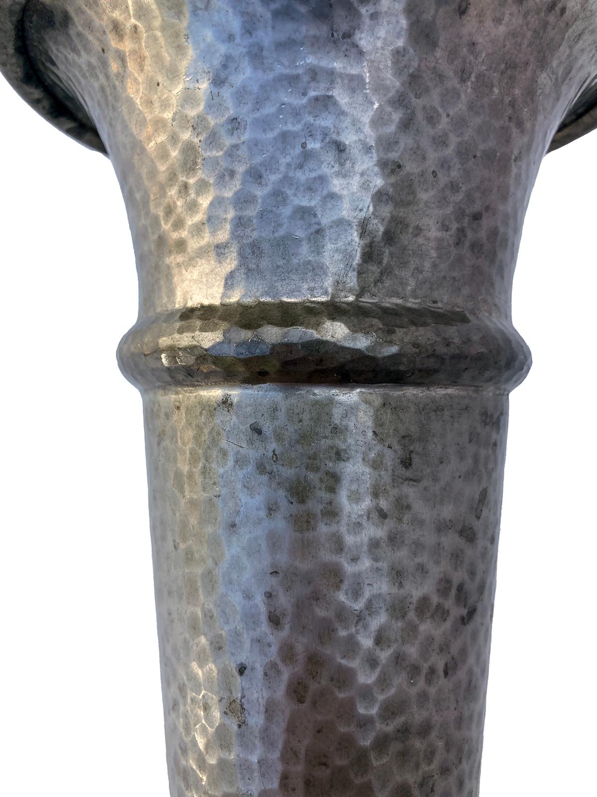 Amerikanische Vase aus gehämmertem Zinn (Gehämmert) im Angebot