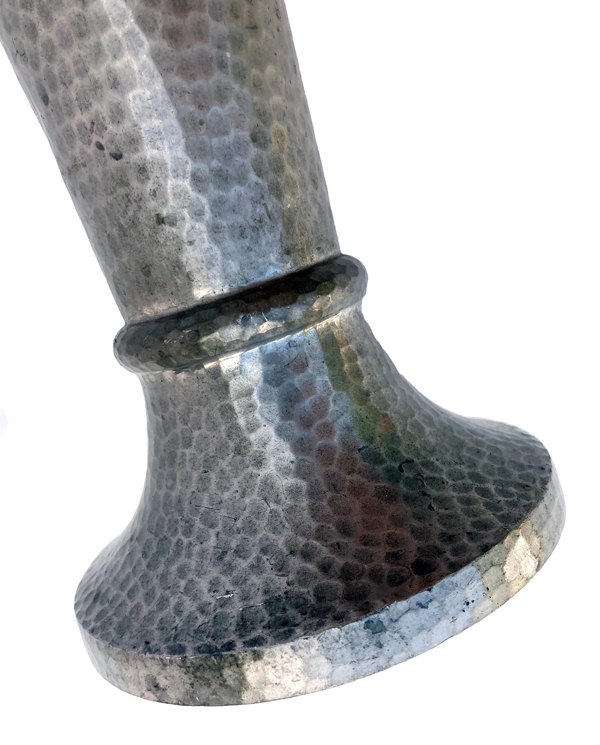 Amerikanische Vase aus gehämmertem Zinn im Zustand „Gut“ im Angebot in Malibu, CA