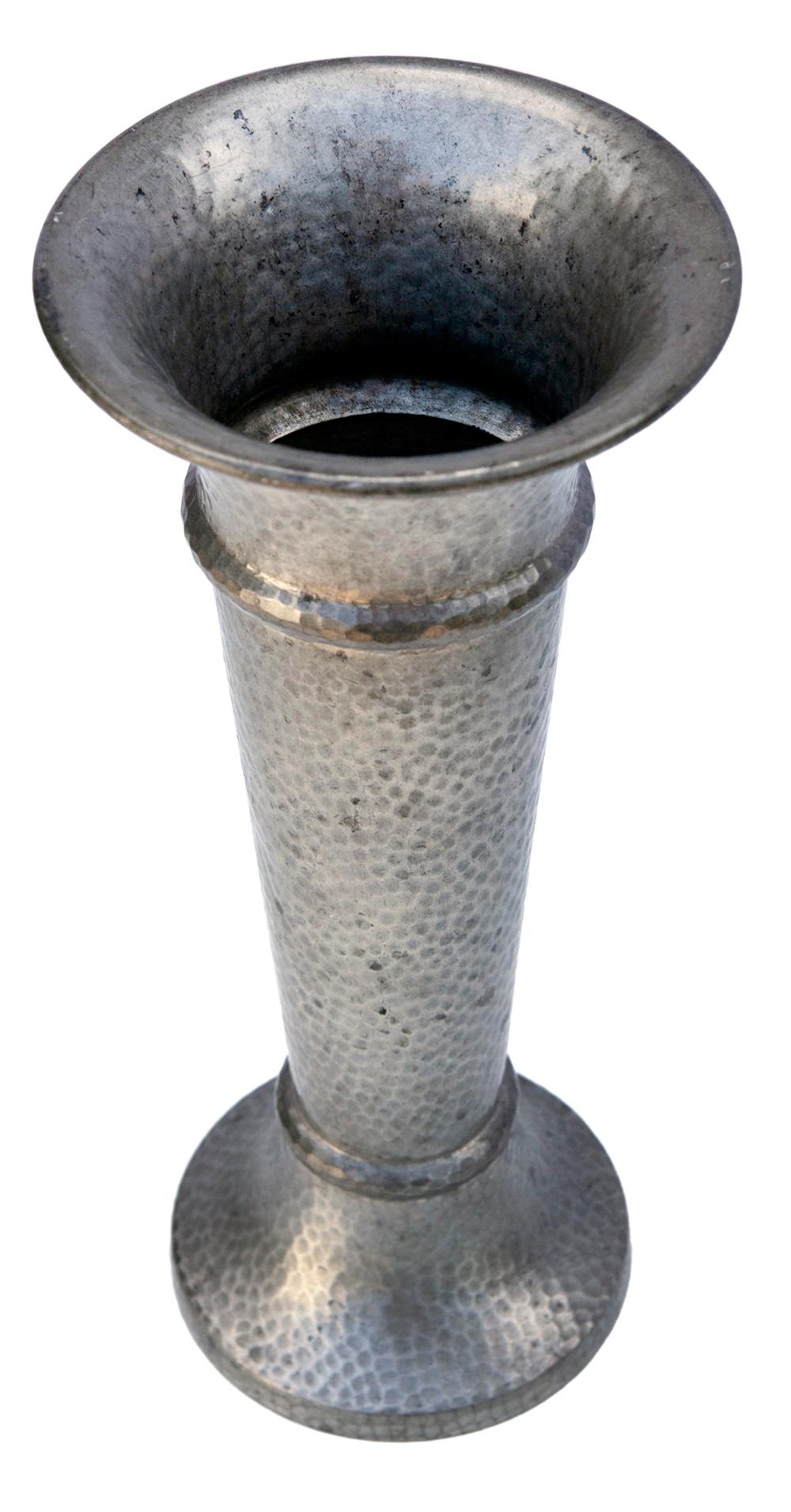 Amerikanische Vase aus gehämmertem Zinn (Hartzinn) im Angebot