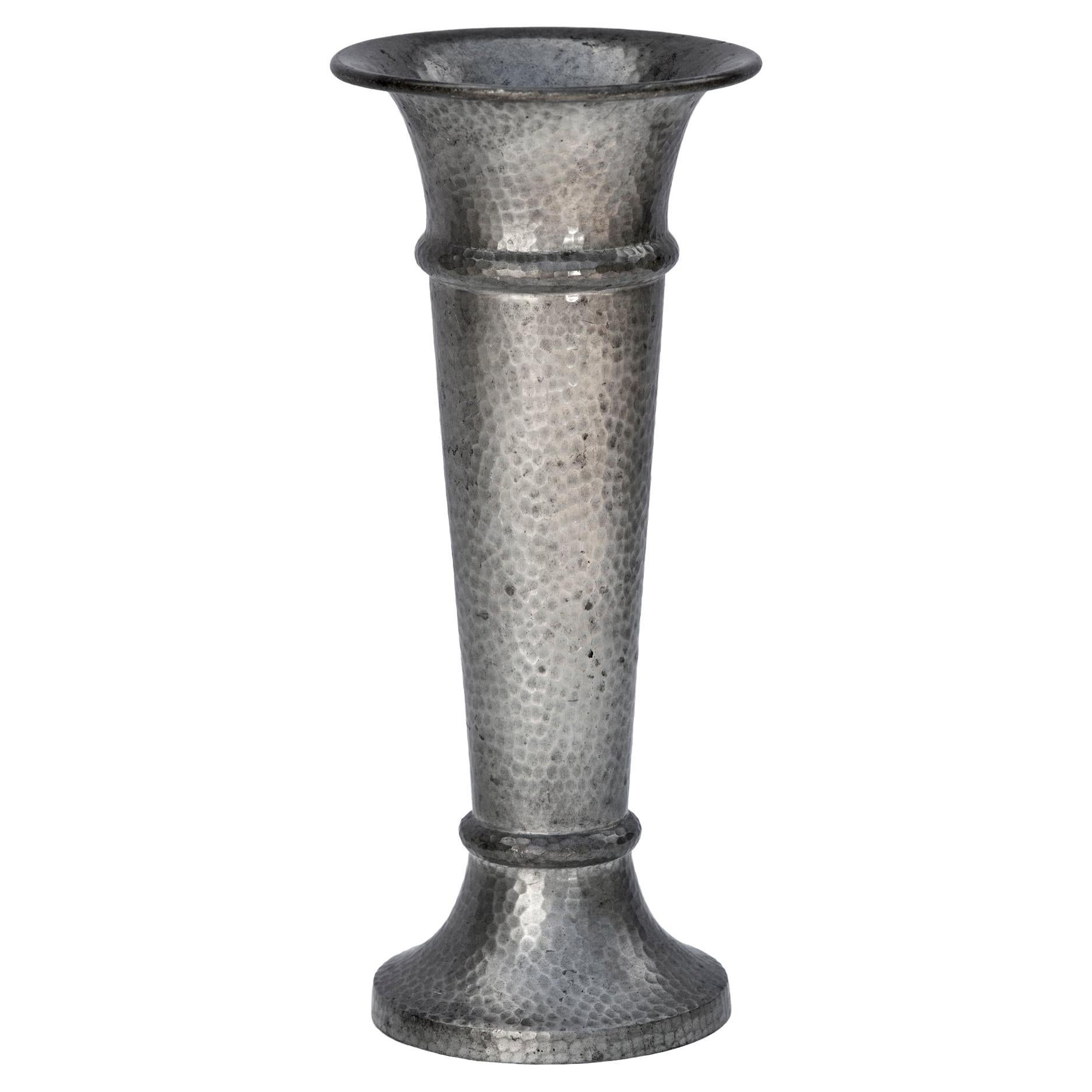 Amerikanische Vase aus gehämmertem Zinn im Angebot
