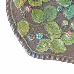 Gehämmertes und bemaltes Kupfertablett, verziert mit grünen Blättern und bunten Beeren