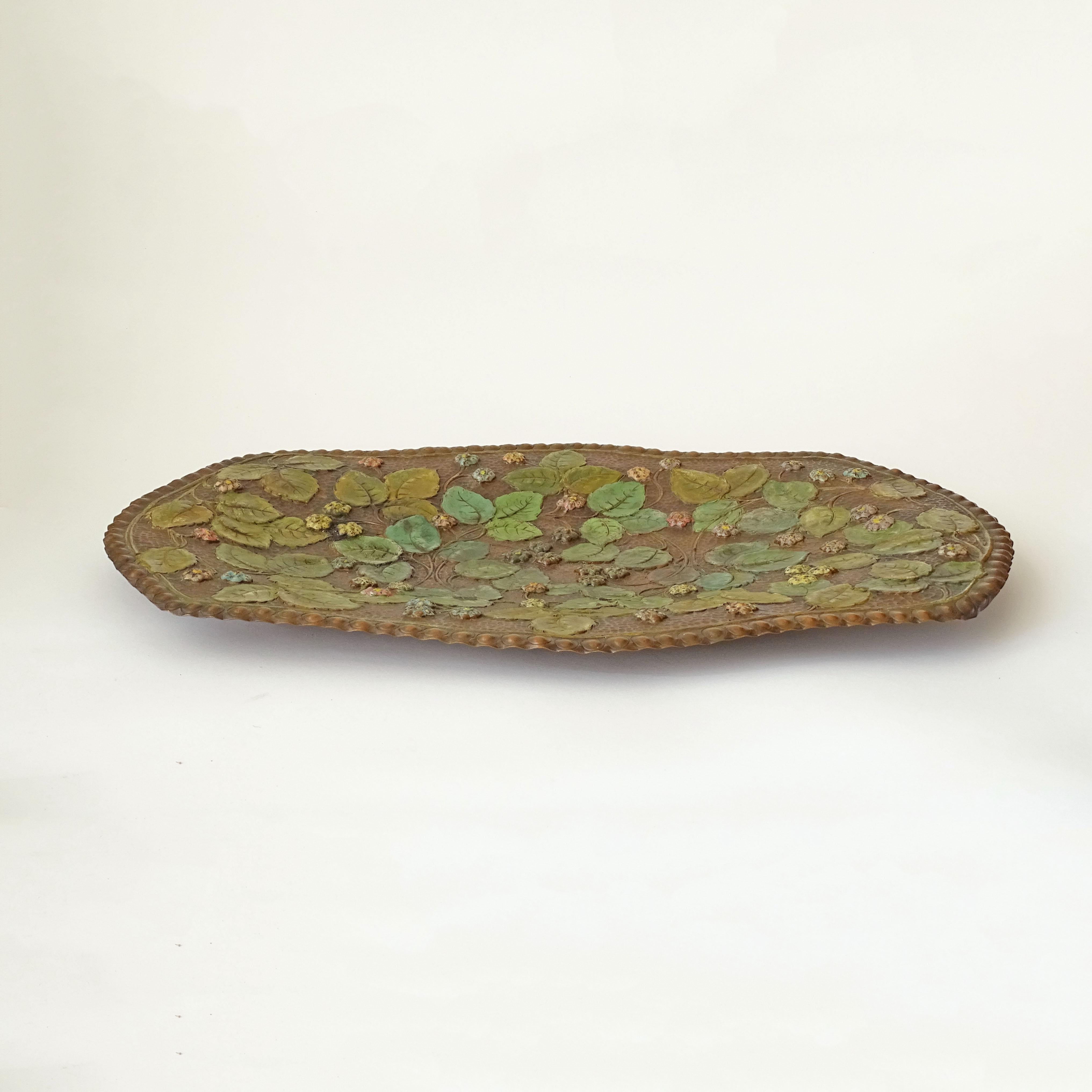 Gehämmertes und bemaltes Kupfertablett, verziert mit grünen Blättern und bunten Beeren (Art nouveau) im Angebot