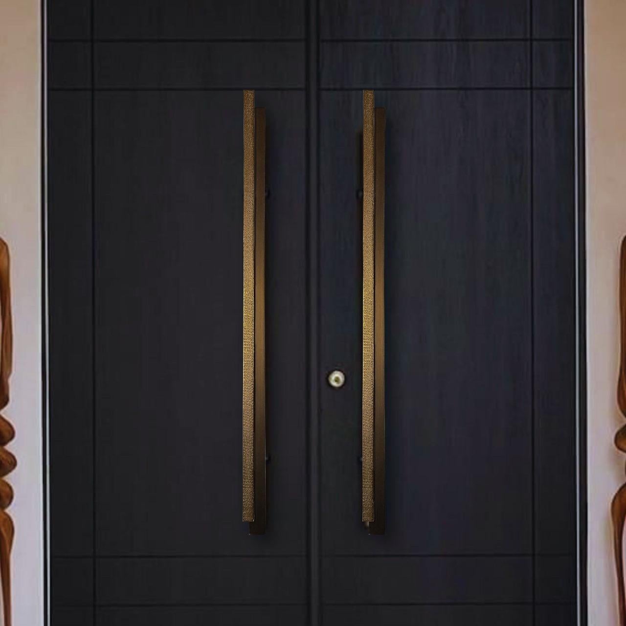 Tirador de puerta de latón martillado y patinado 78 cm Colección Art Déco Art Decó en venta