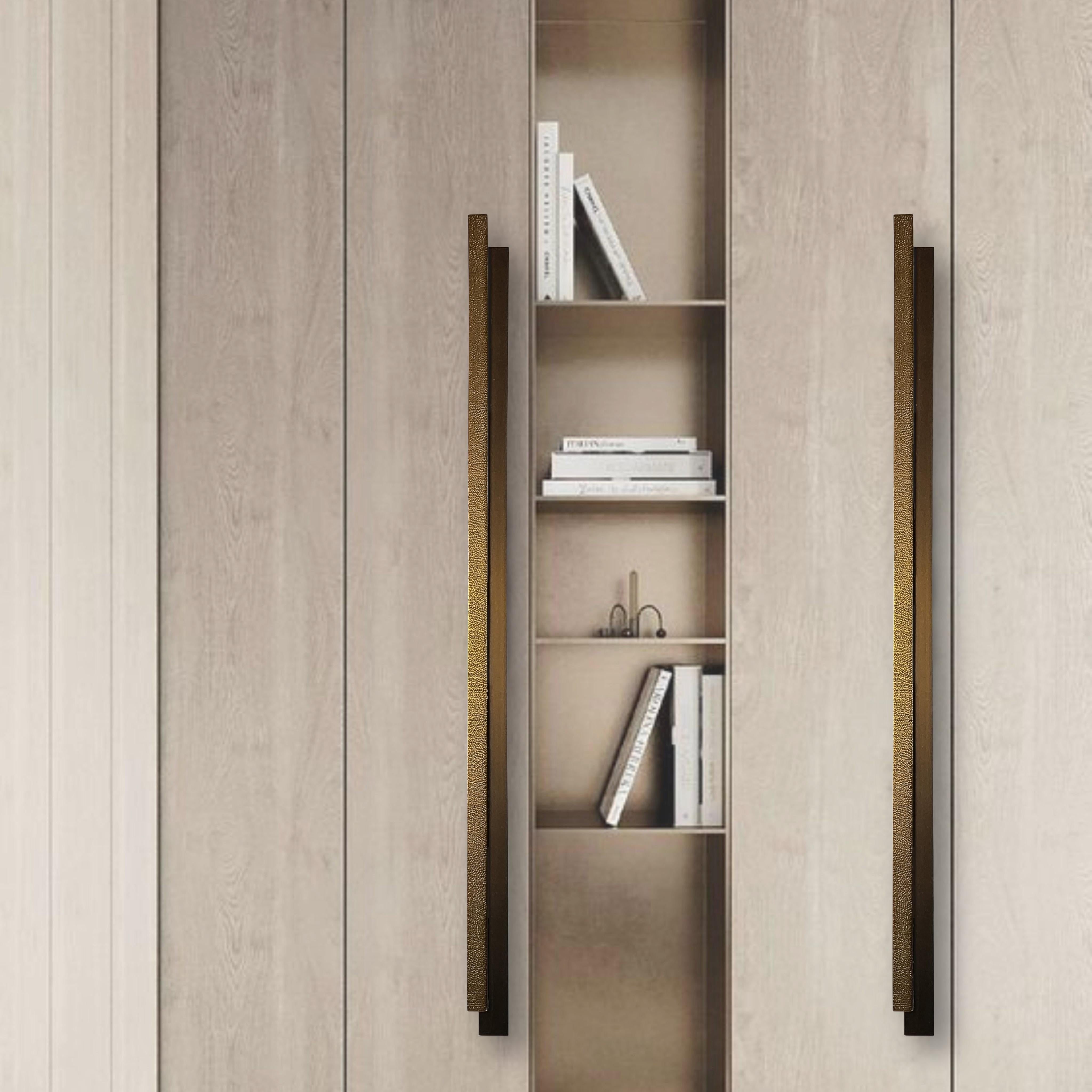 Tirador de puerta de latón martillado y patinado 78 cm Colección Art Déco Forjado en venta
