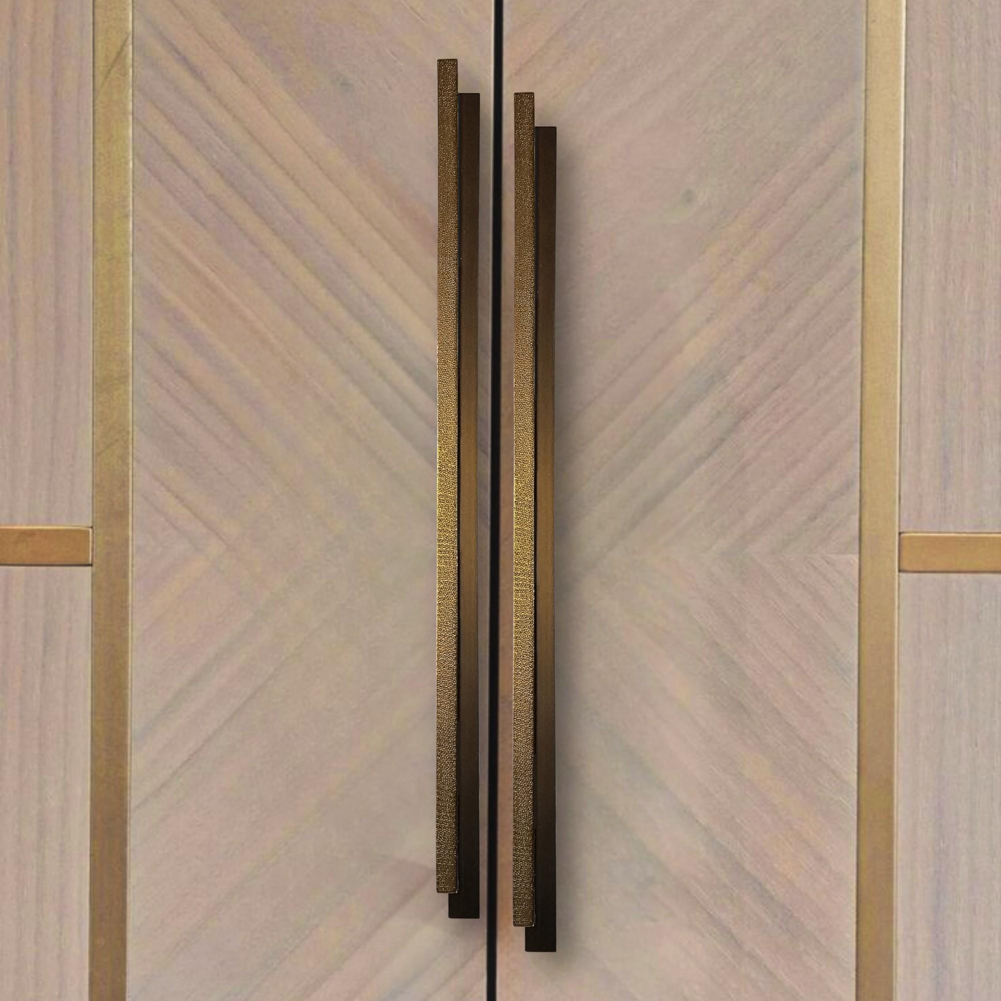 Tirador de puerta de latón martillado y patinado 78 cm Colección Art Déco en Nuevo estado para la venta en Marrakech, MA