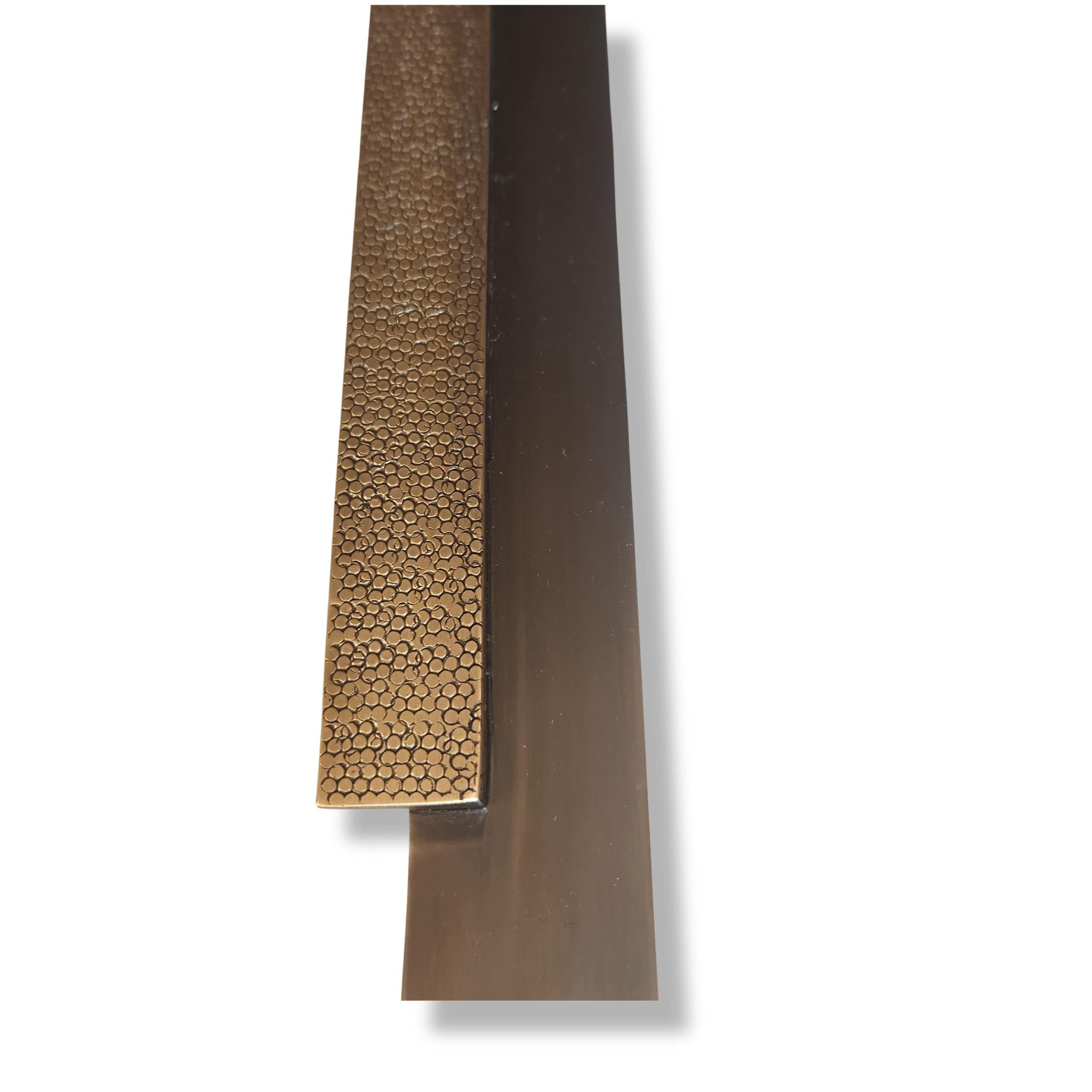 Tirador de puerta de latón martillado y patinado 78 cm Colección Art Déco Siglo XXI y contemporáneo en venta