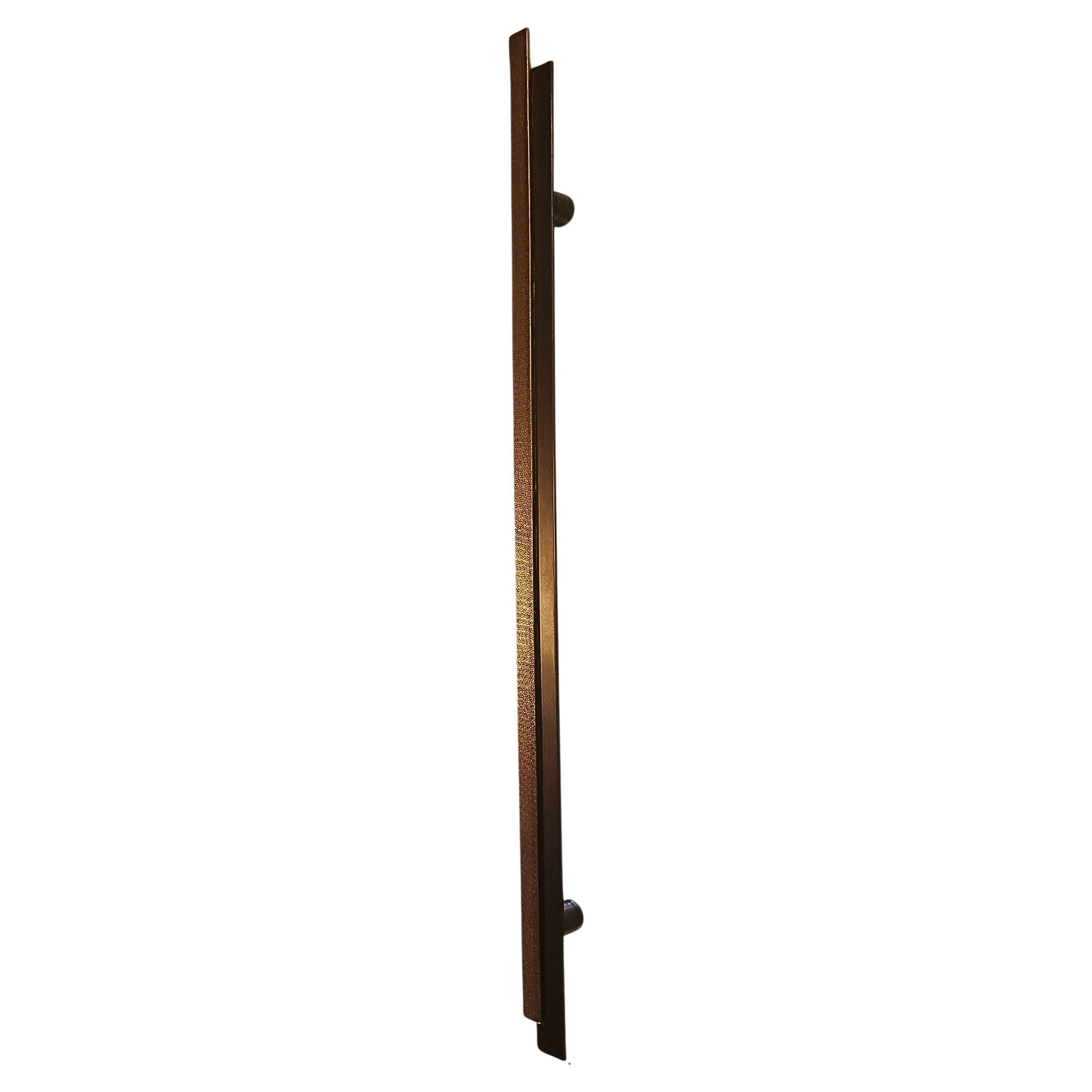 Poignée de porte en laiton martelé et patiné 78 cm collection Art déco