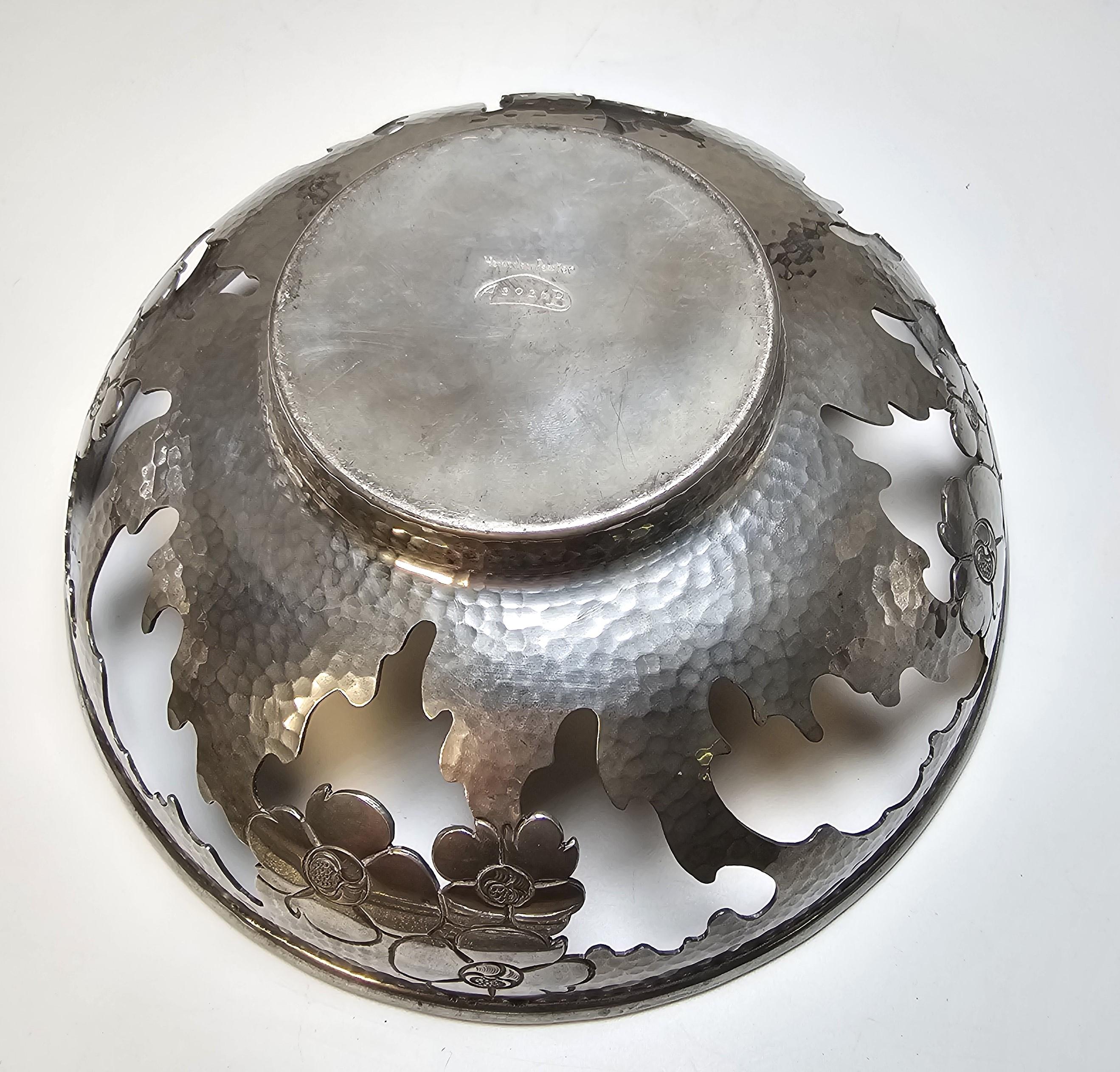 Ciotola in peltro martellato e traforato con rivestimento in bachelite marmorizzata, inglese C 1930 in vendita 2