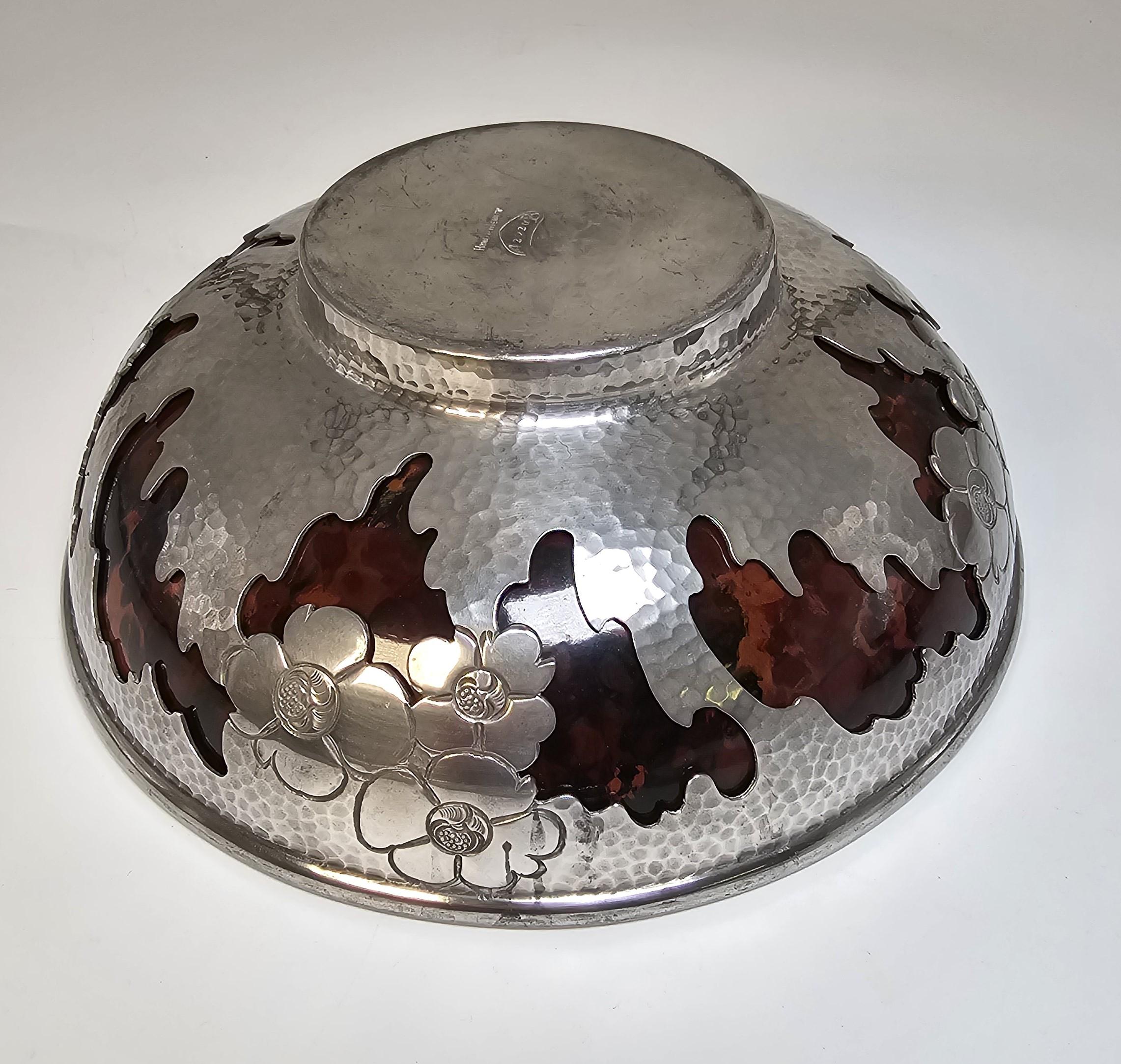 Ciotola in peltro martellato e traforato con rivestimento in bachelite marmorizzata, inglese C 1930 in vendita 3