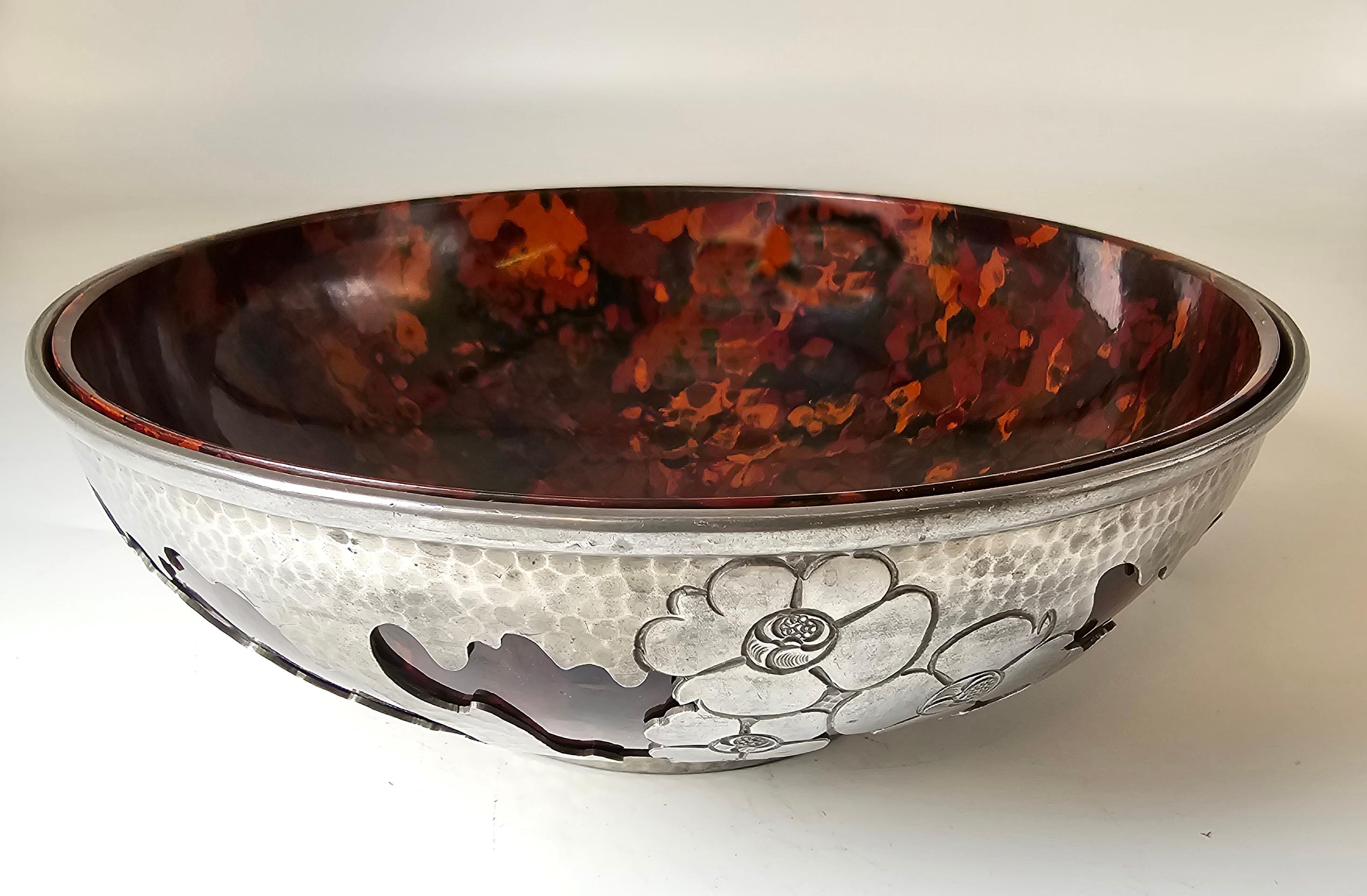 Ciotola in peltro martellato e traforato con rivestimento in bachelite marmorizzata, inglese C 1930 in vendita 5