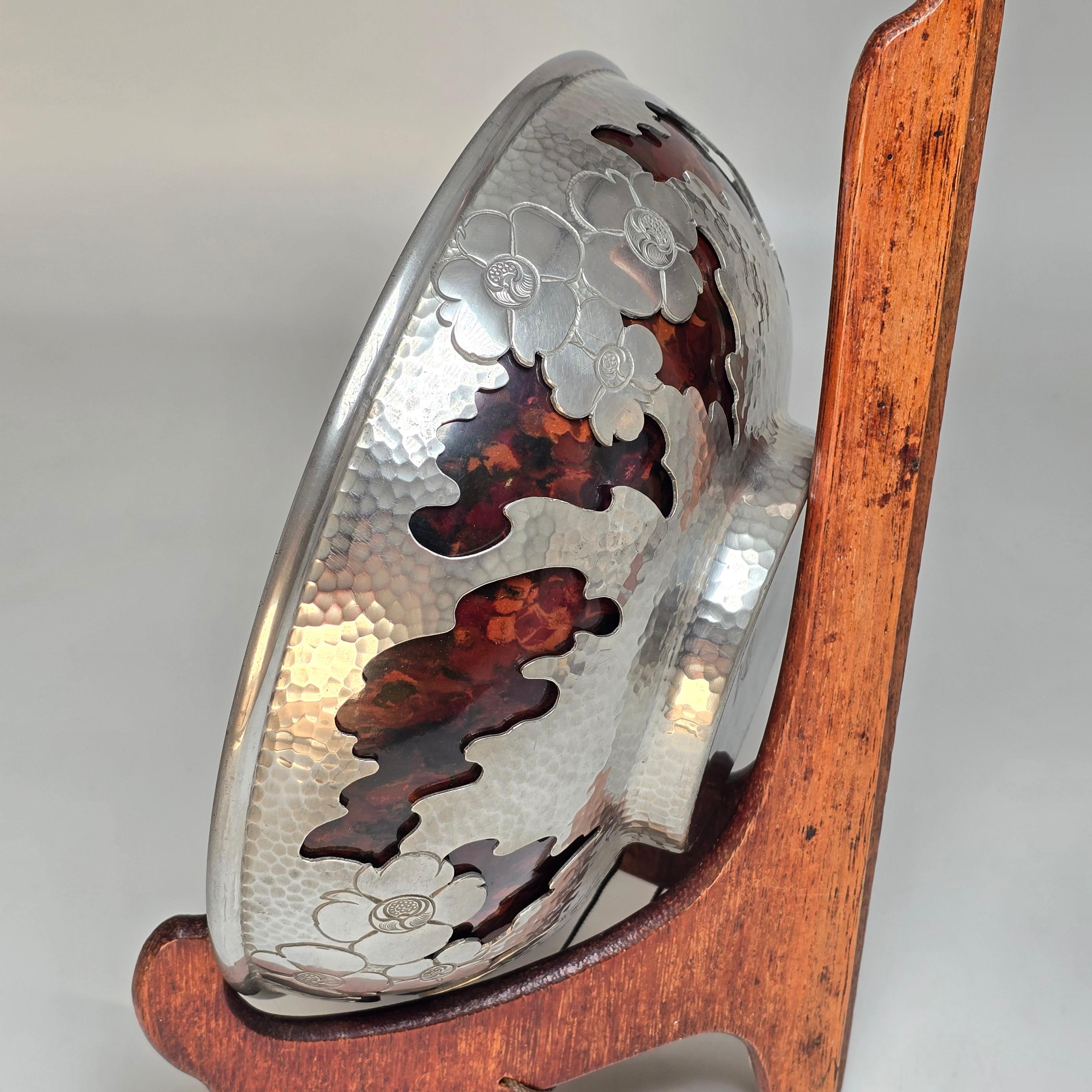 Art Déco Ciotola in peltro martellato e traforato con rivestimento in bachelite marmorizzata, inglese C 1930 in vendita