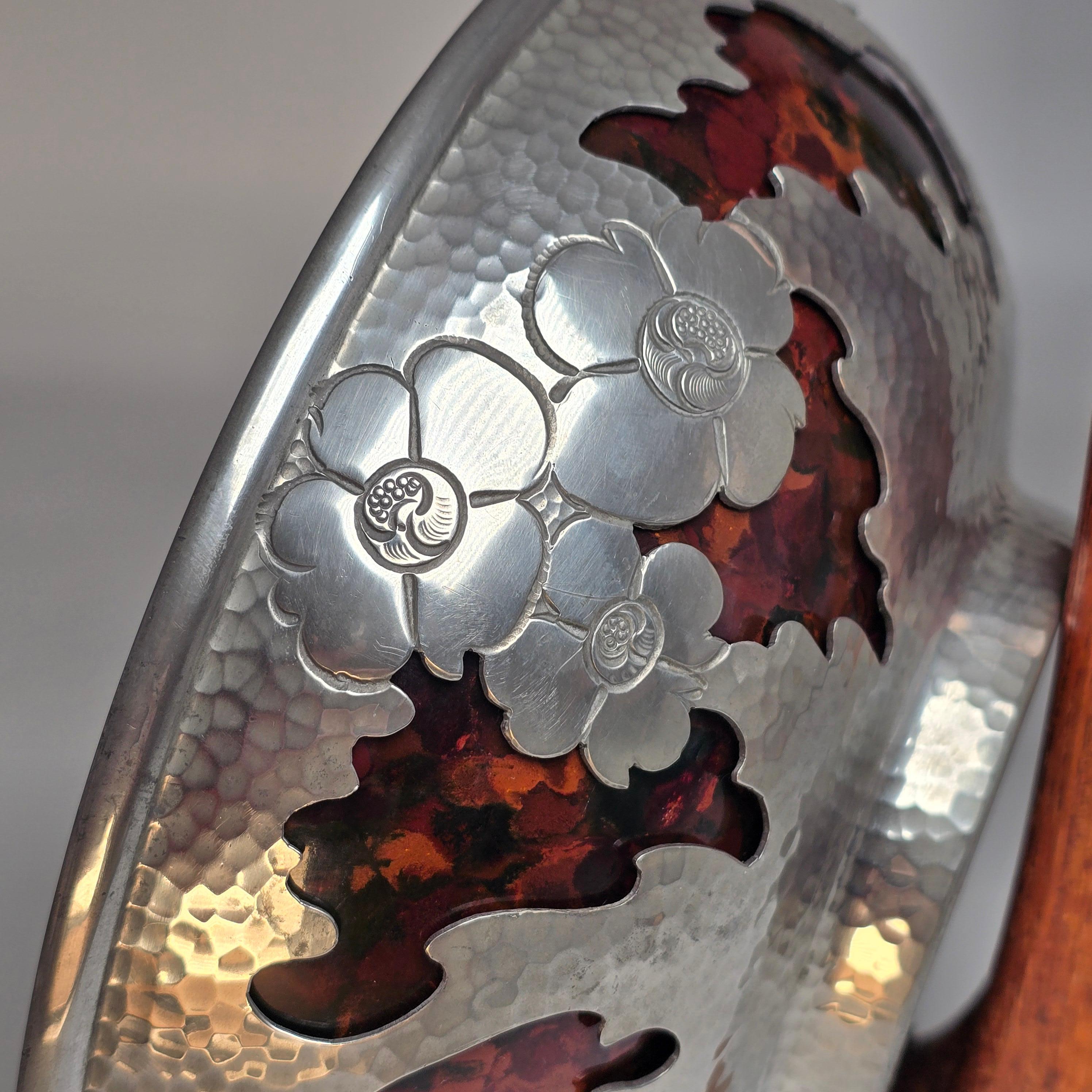 Britannico Ciotola in peltro martellato e traforato con rivestimento in bachelite marmorizzata, inglese C 1930 in vendita