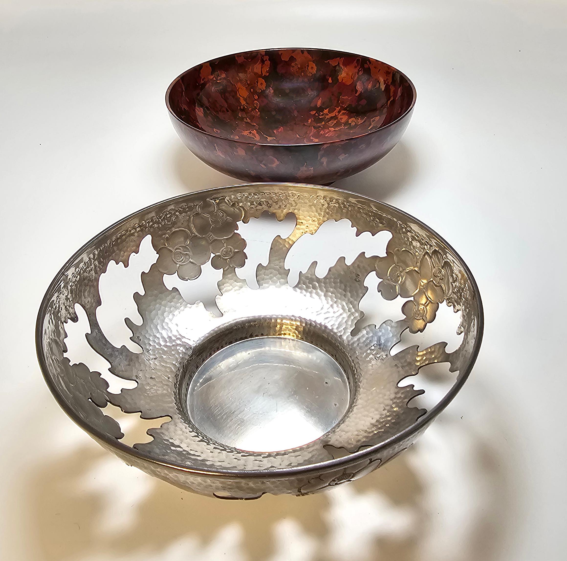 Ciotola in peltro martellato e traforato con rivestimento in bachelite marmorizzata, inglese C 1930 in vendita 1