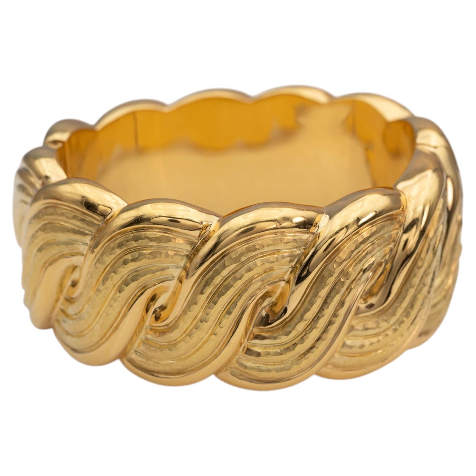 Pulsera ancha con bisagra de oro amarillo de 18 quilates, con acabado martillado y pulido en venta
