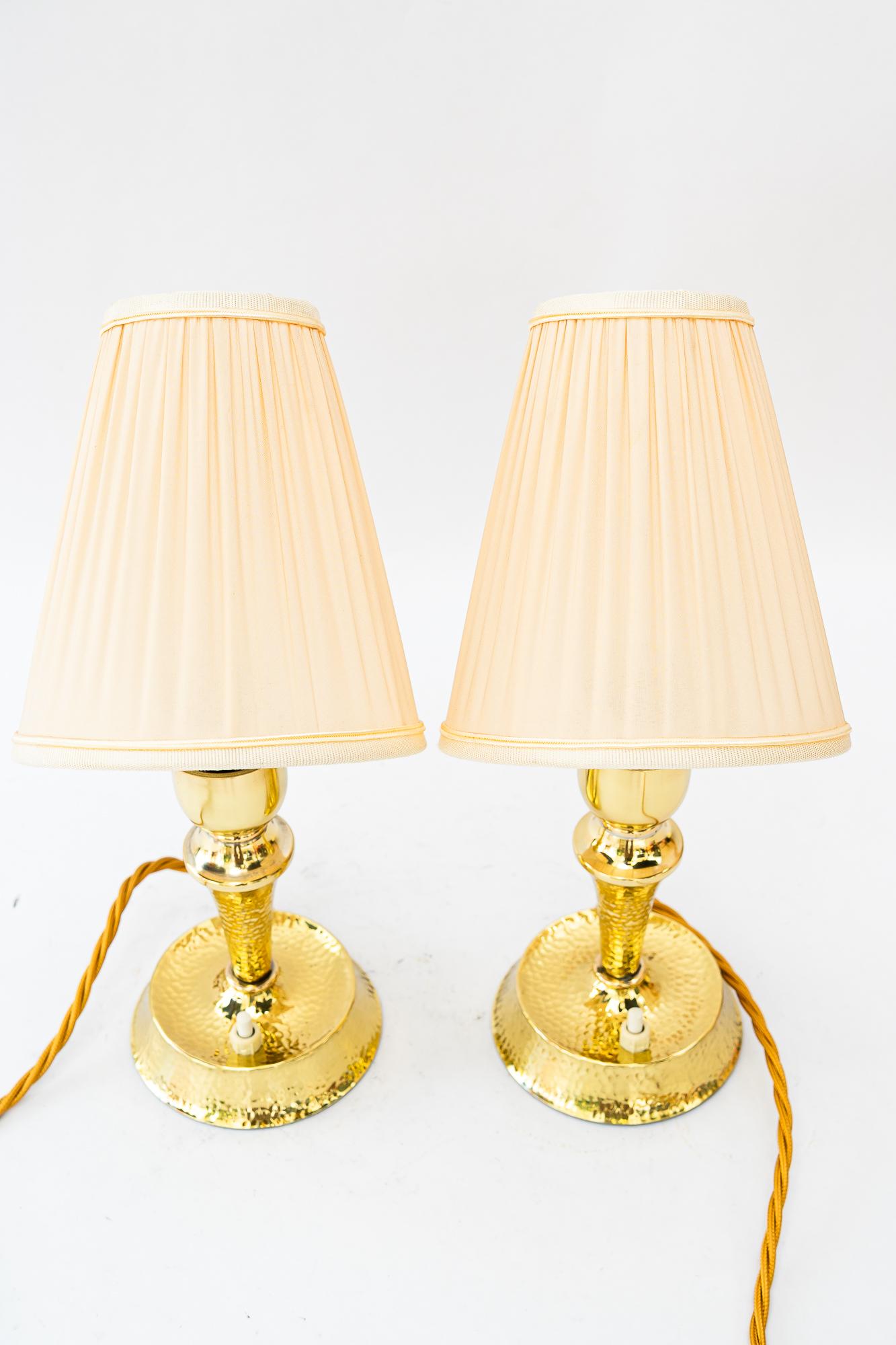 Hammered art deco brass table lamp with fabric shades vienna around 1920s In Good Condition For Sale In Wien, AT