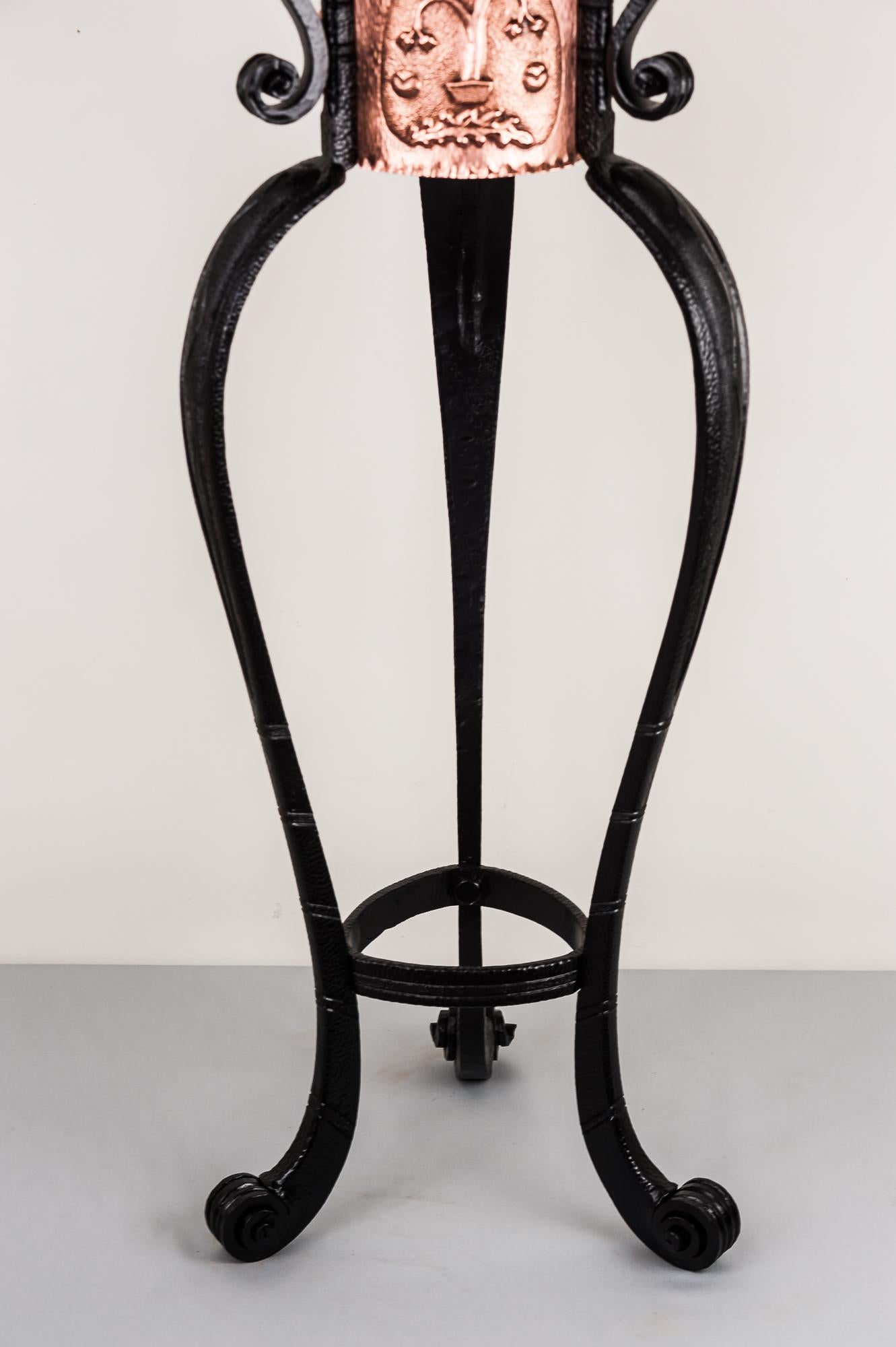 Hammered Art Deco Flower Table Stand, circa 1920s (Frühes 20. Jahrhundert)