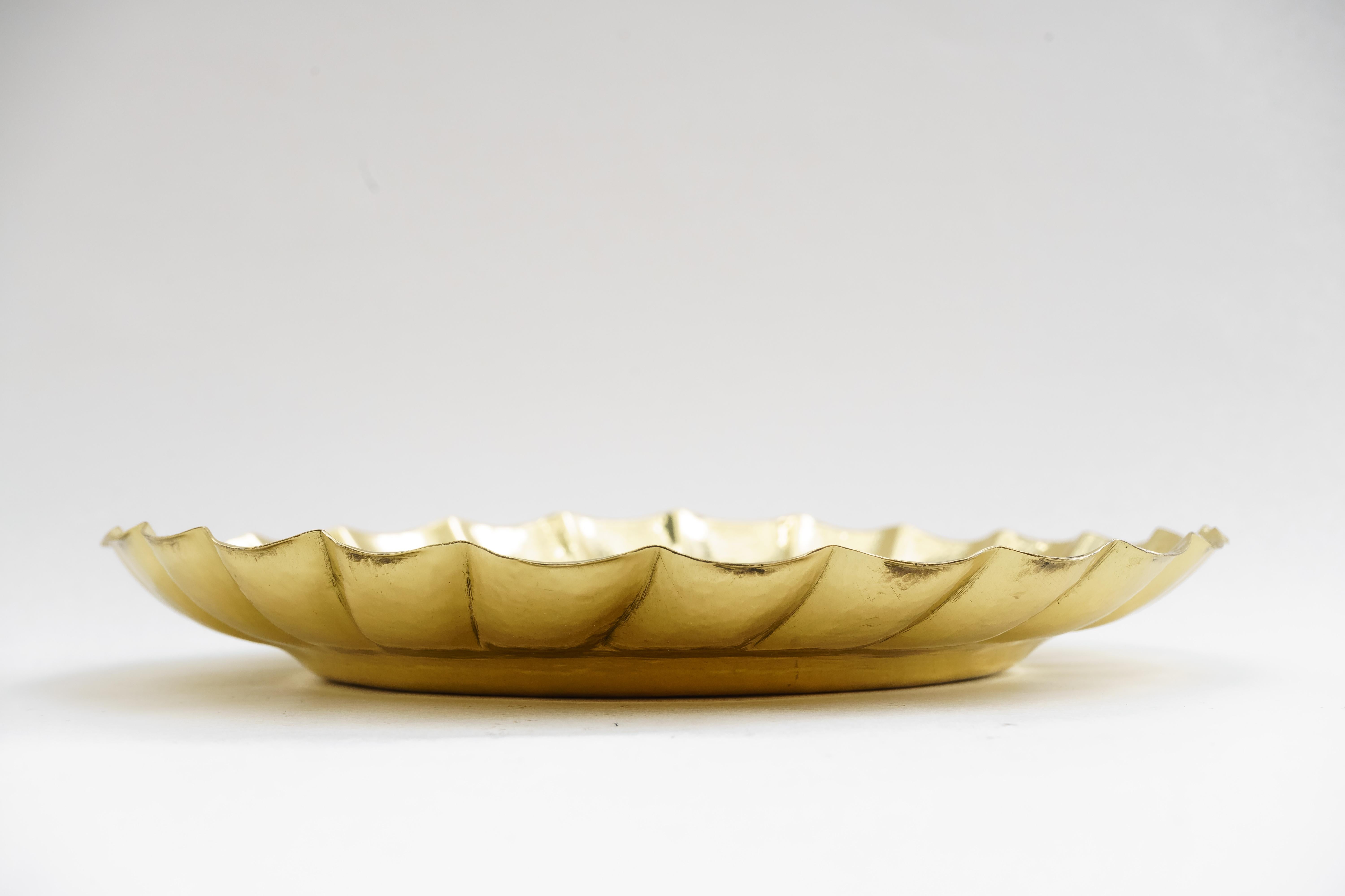 Gehämmerter Art-Déco-Servierteller, Wien, ca. 1920er Jahre (Art déco) im Angebot