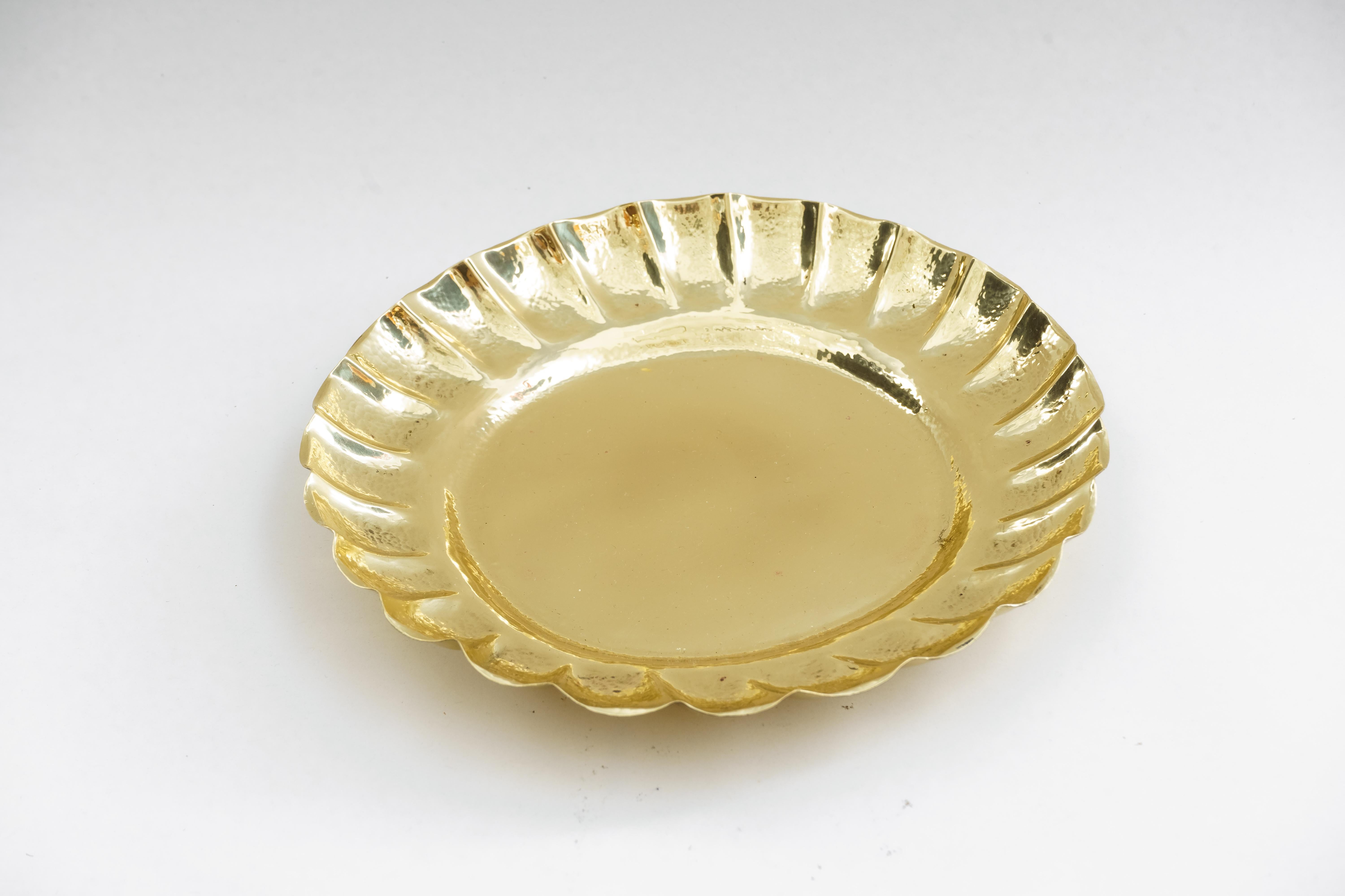 Gehämmerter Art-Déco-Servierteller, Wien, ca. 1920er Jahre (Österreichisch) im Angebot