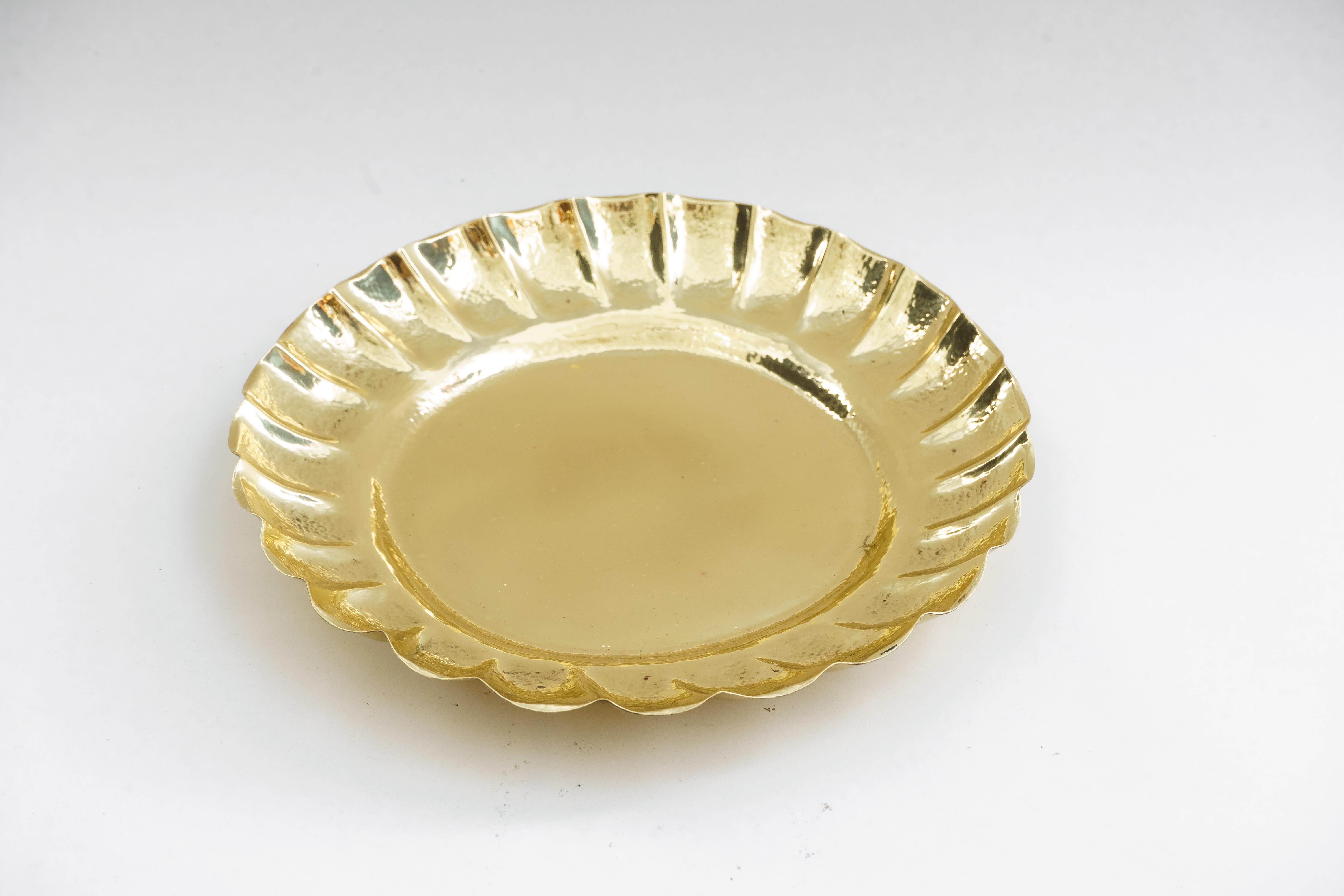 Gehämmerter Art-Déco-Servierteller, Wien, ca. 1920er Jahre (Frühes 20. Jahrhundert) im Angebot