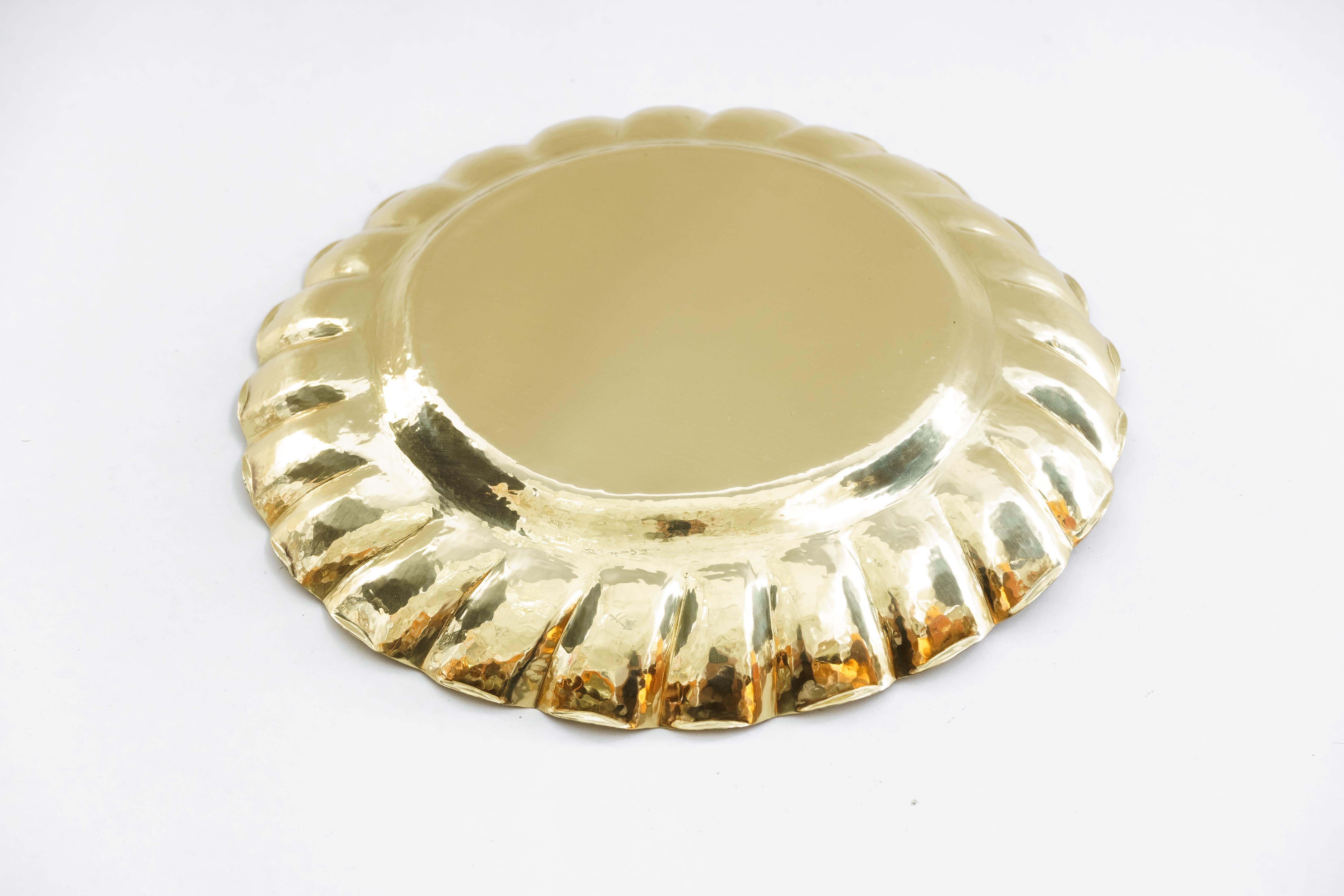Gehämmerter Art-Déco-Servierteller, Wien, ca. 1920er Jahre (Messing) im Angebot