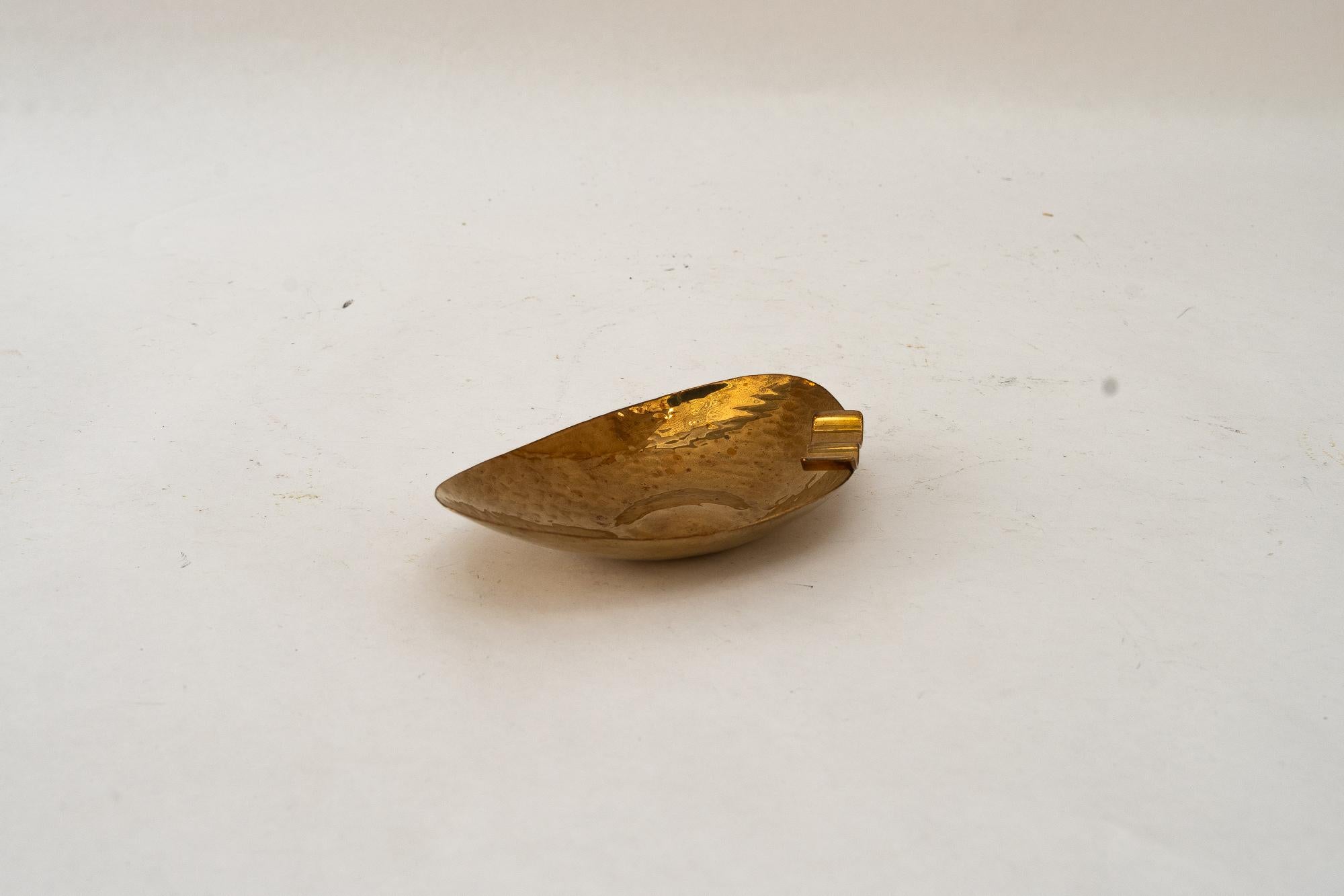Gehämmerter Aschenbecher wien um 1950
Originale Patina
Ursprünglicher Zustand
