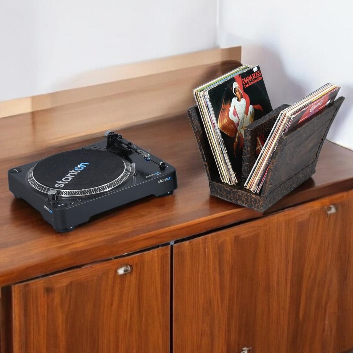 Brutalistischer Zeitschriften- oder Plattenständer aus gehämmertem schwarzem und kupferfarbenem Metall im Angebot 3