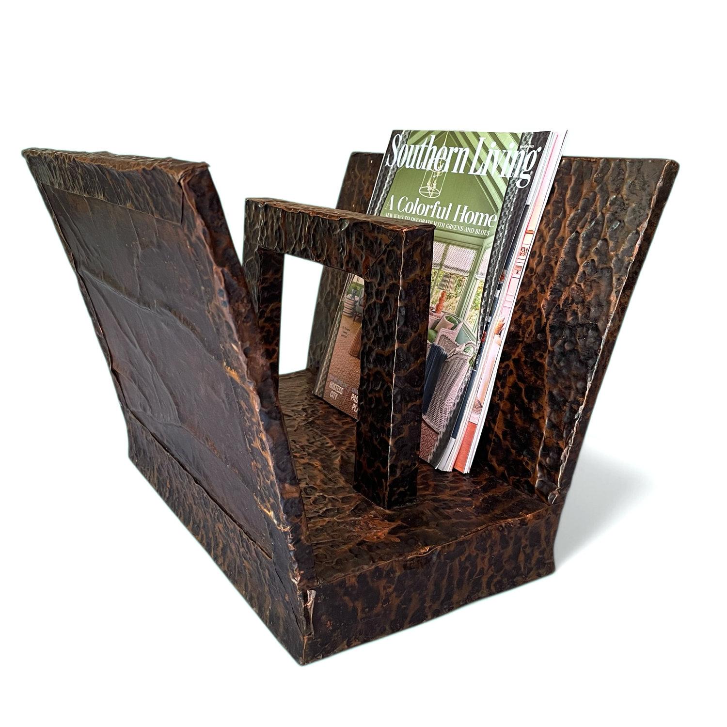 Brutalistischer Zeitschriften- oder Plattenständer aus gehämmertem schwarzem und kupferfarbenem Metall (Moderne der Mitte des Jahrhunderts) im Angebot