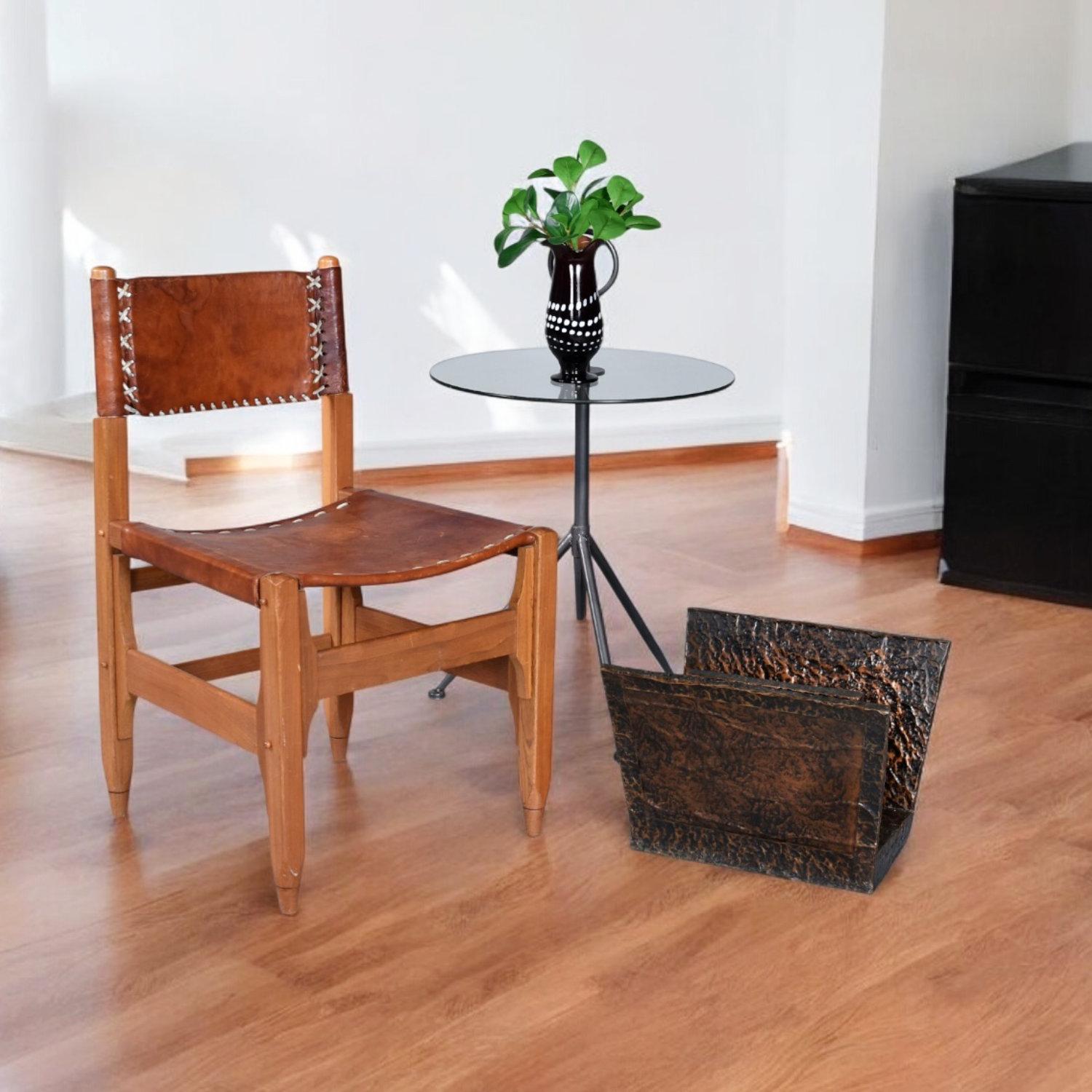 Brutalistischer Zeitschriften- oder Plattenständer aus gehämmertem schwarzem und kupferfarbenem Metall (amerikanisch) im Angebot