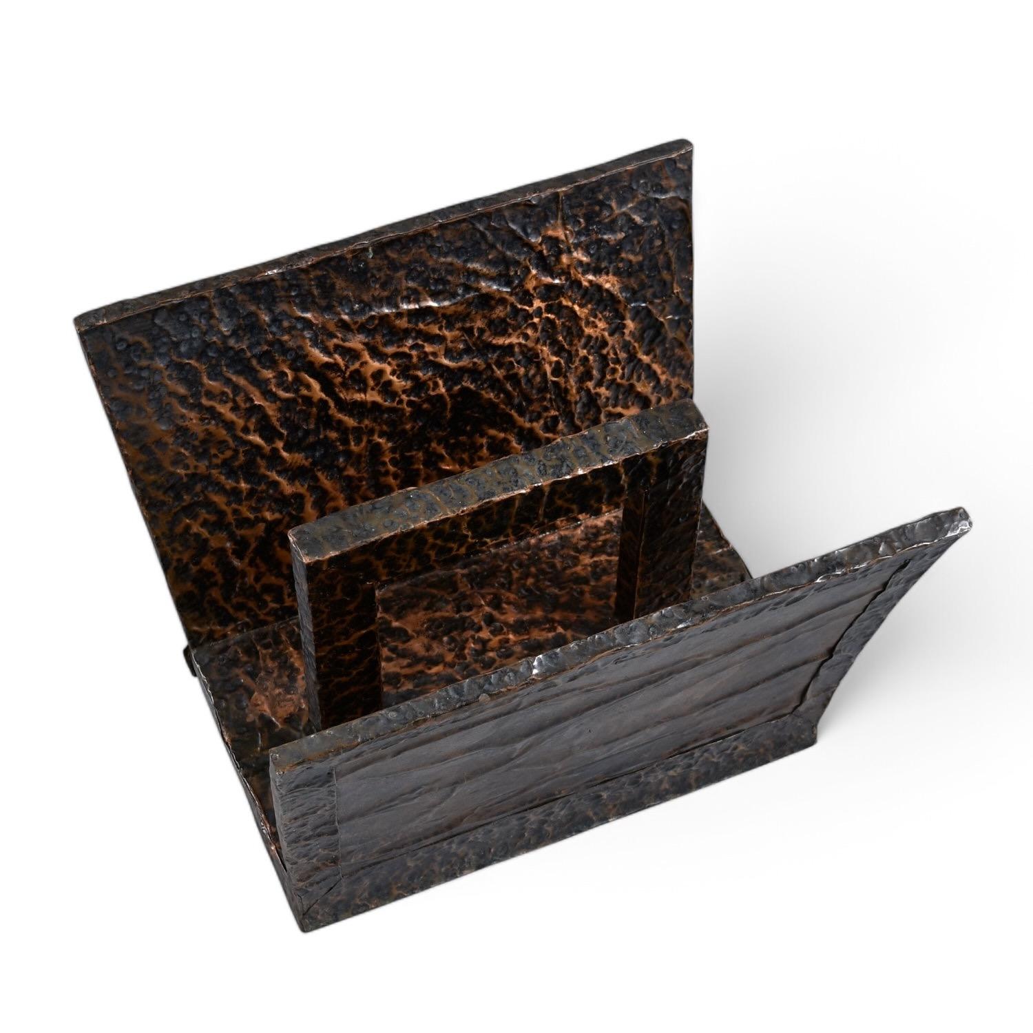 Brutalistischer Zeitschriften- oder Plattenständer aus gehämmertem schwarzem und kupferfarbenem Metall (Gehämmert) im Angebot