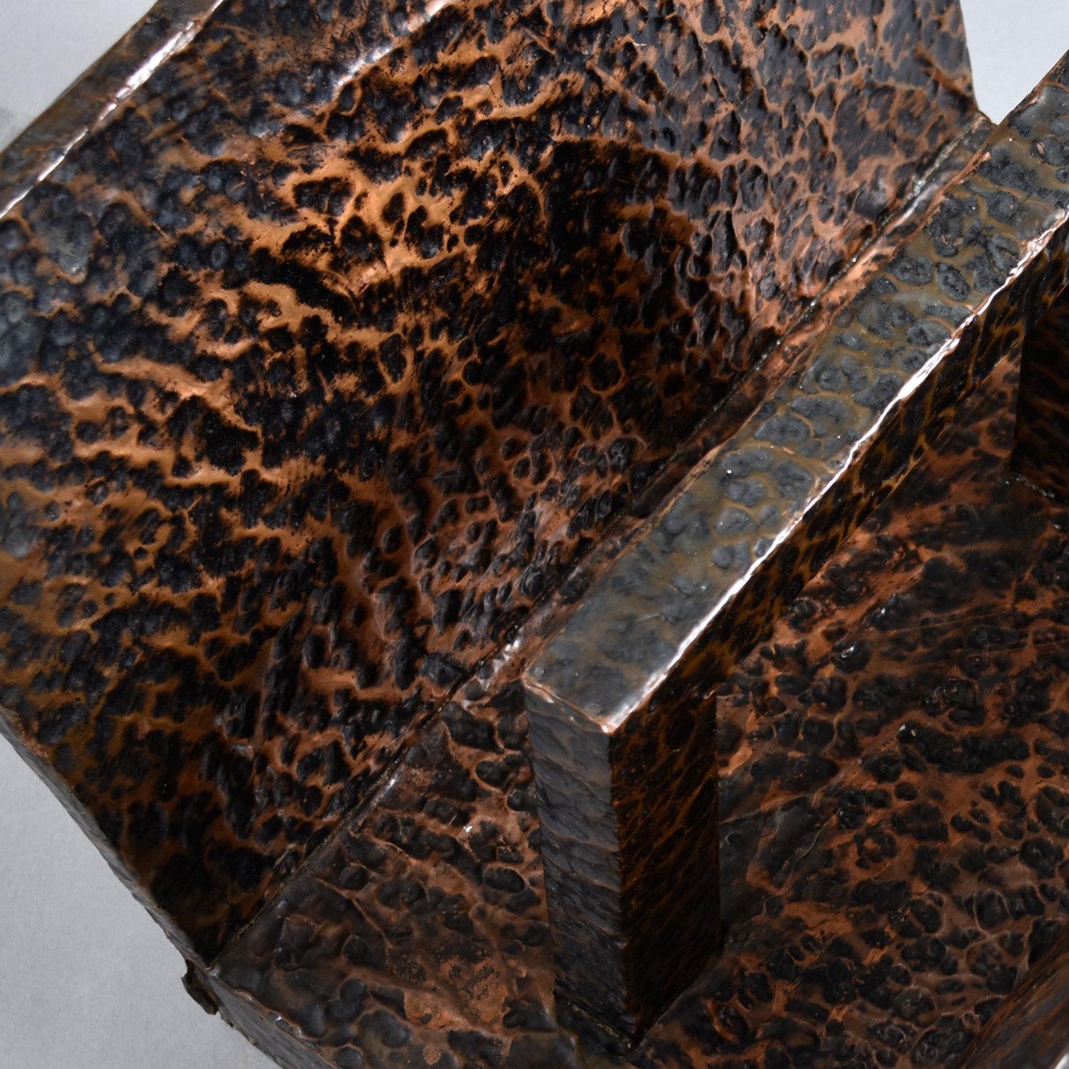 Brutalistischer Zeitschriften- oder Plattenständer aus gehämmertem schwarzem und kupferfarbenem Metall im Zustand „Gut“ im Angebot in Chattanooga, TN