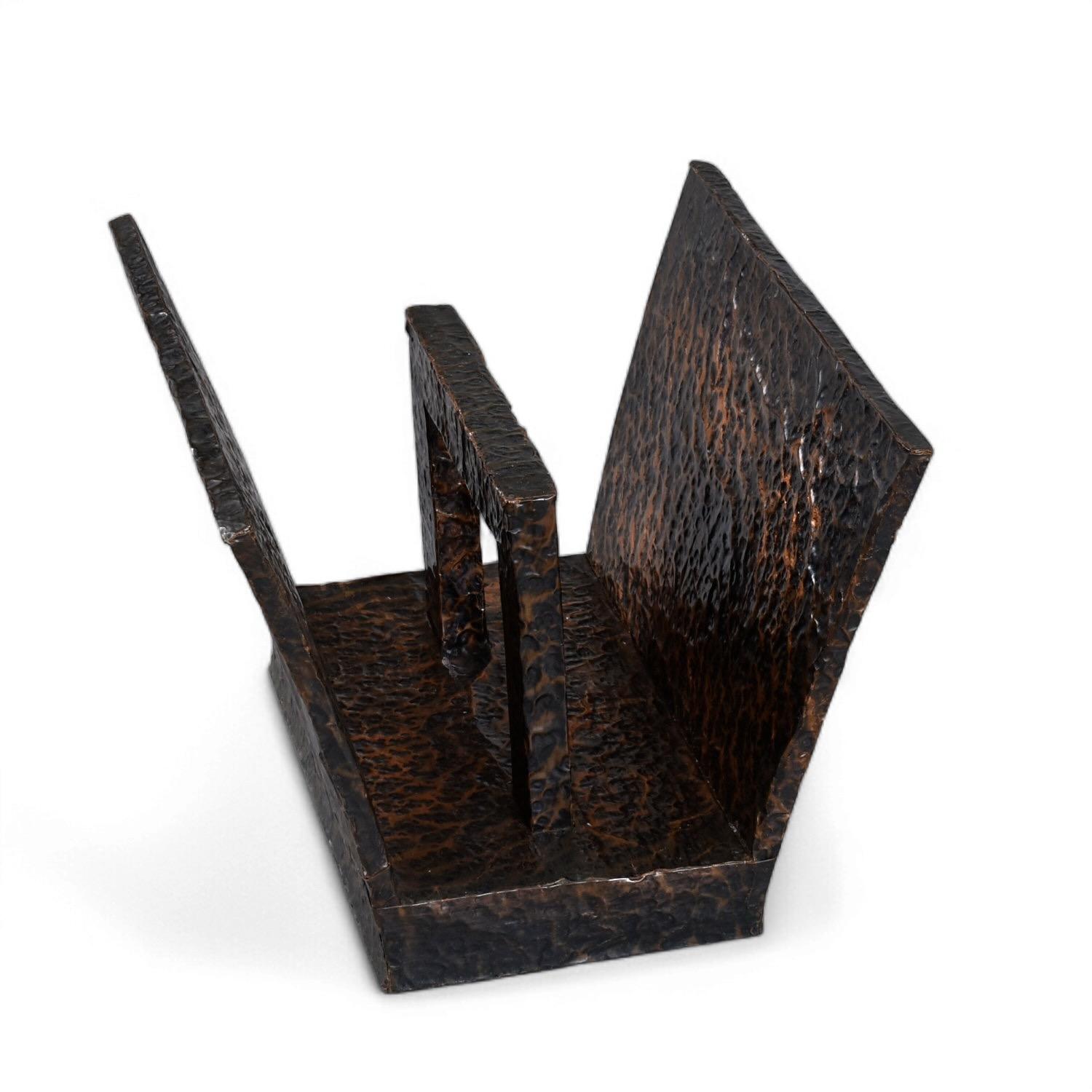 Brutalistischer Zeitschriften- oder Plattenständer aus gehämmertem schwarzem und kupferfarbenem Metall (Mitte des 20. Jahrhunderts) im Angebot