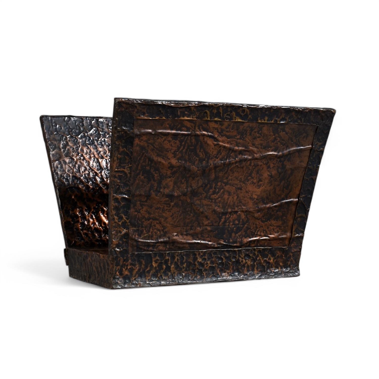 Brutalistischer Zeitschriften- oder Plattenständer aus gehämmertem schwarzem und kupferfarbenem Metall im Angebot 1