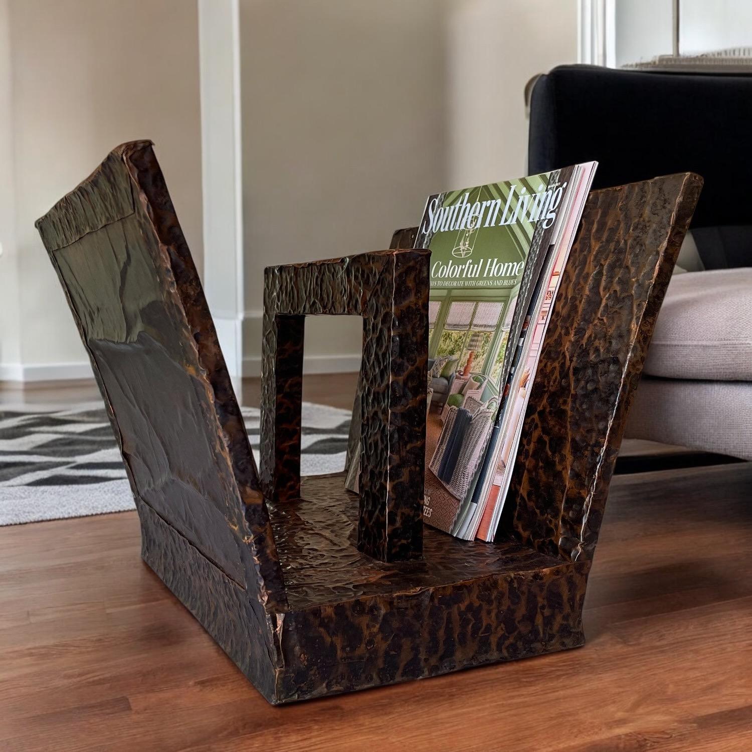 Brutalistischer Zeitschriften- oder Plattenständer aus gehämmertem schwarzem und kupferfarbenem Metall im Angebot 2