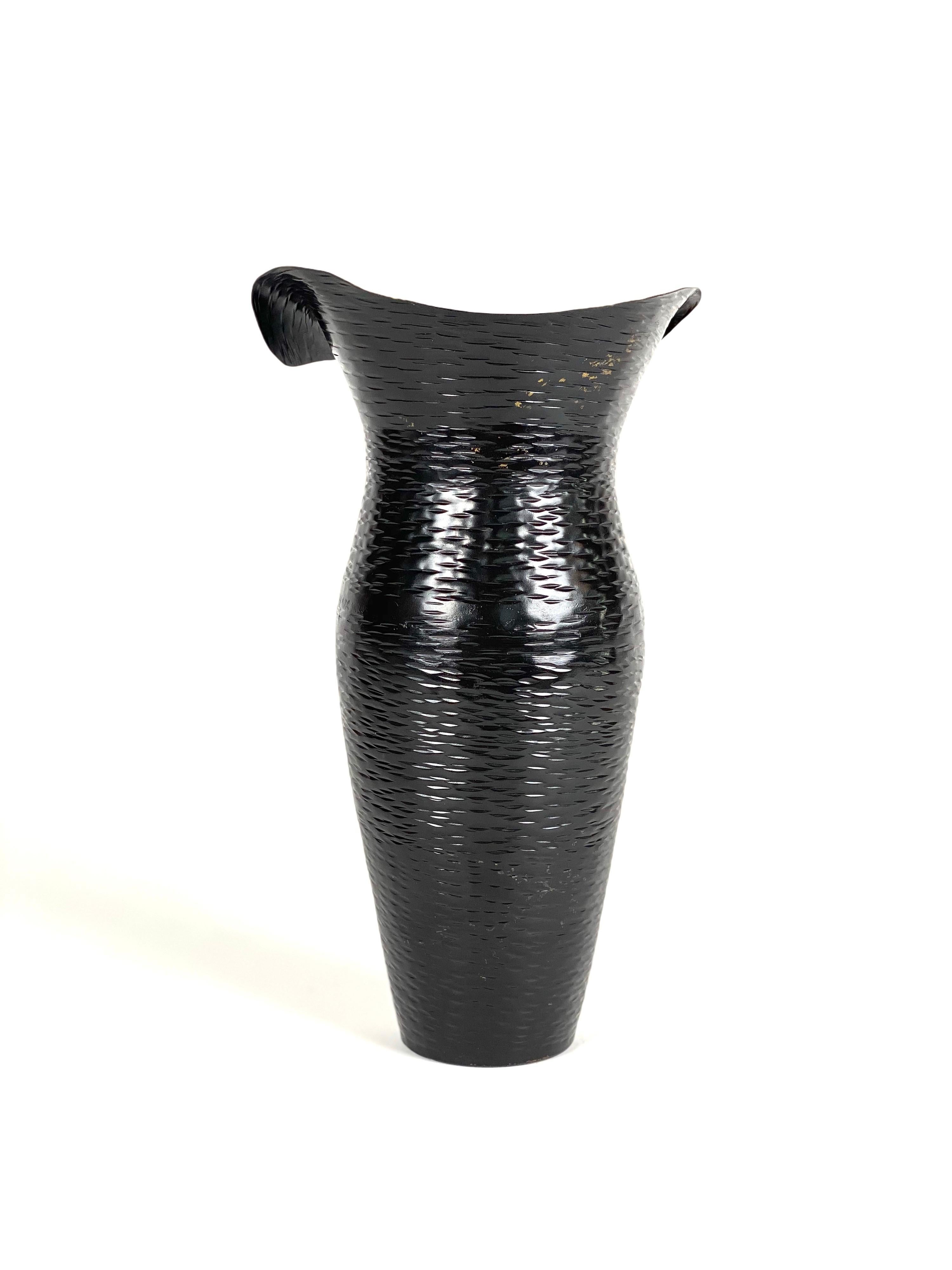 Hammered Black Brass Vase im Zustand „Gut“ in Bridgehampton, NY