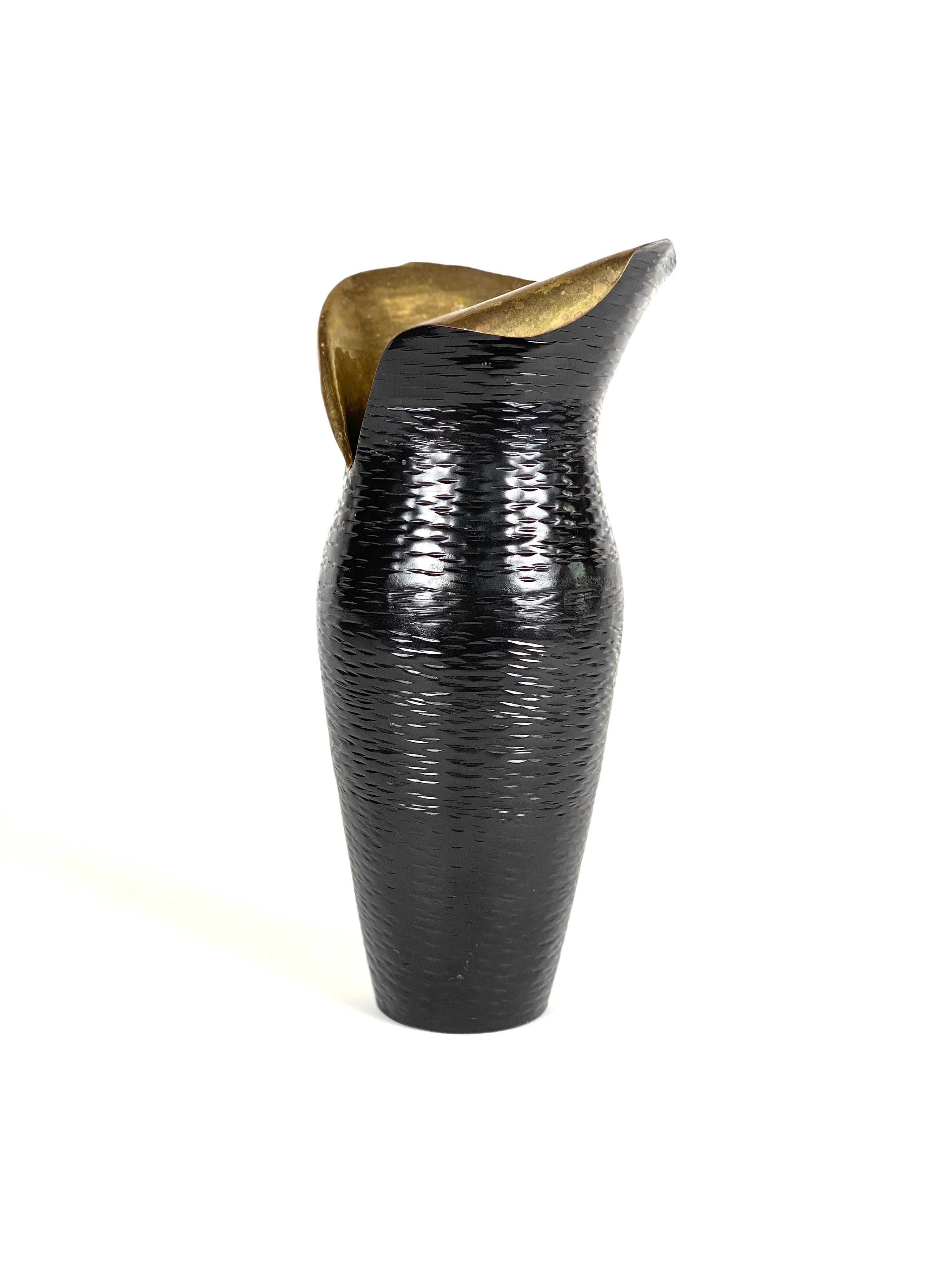 Hammered Black Brass Vase (21. Jahrhundert und zeitgenössisch)
