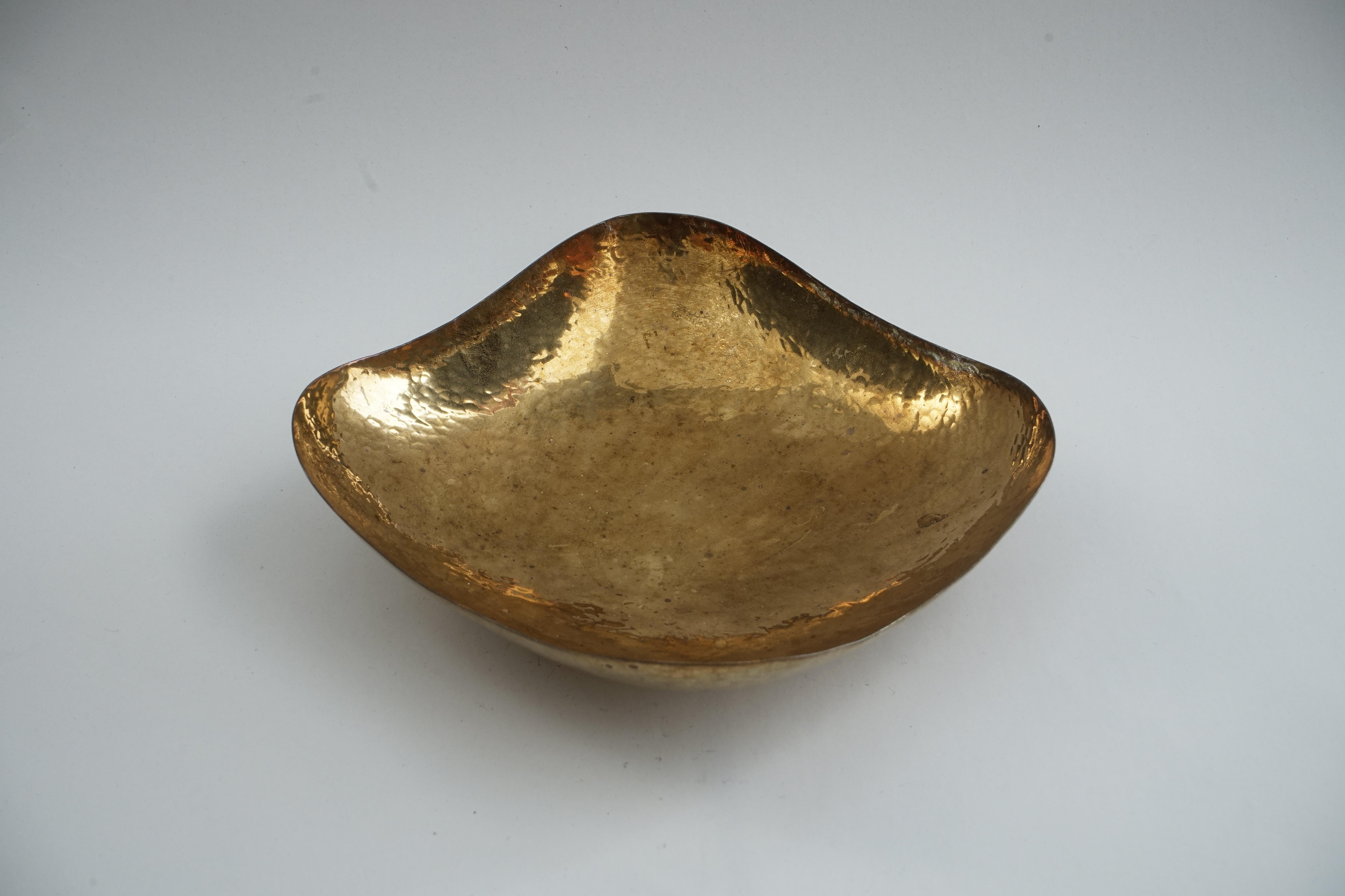 Hammered brass bowl, circa 1950s
Original condition.