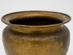 Schale aus gehämmertem Messing auf drei Füßen