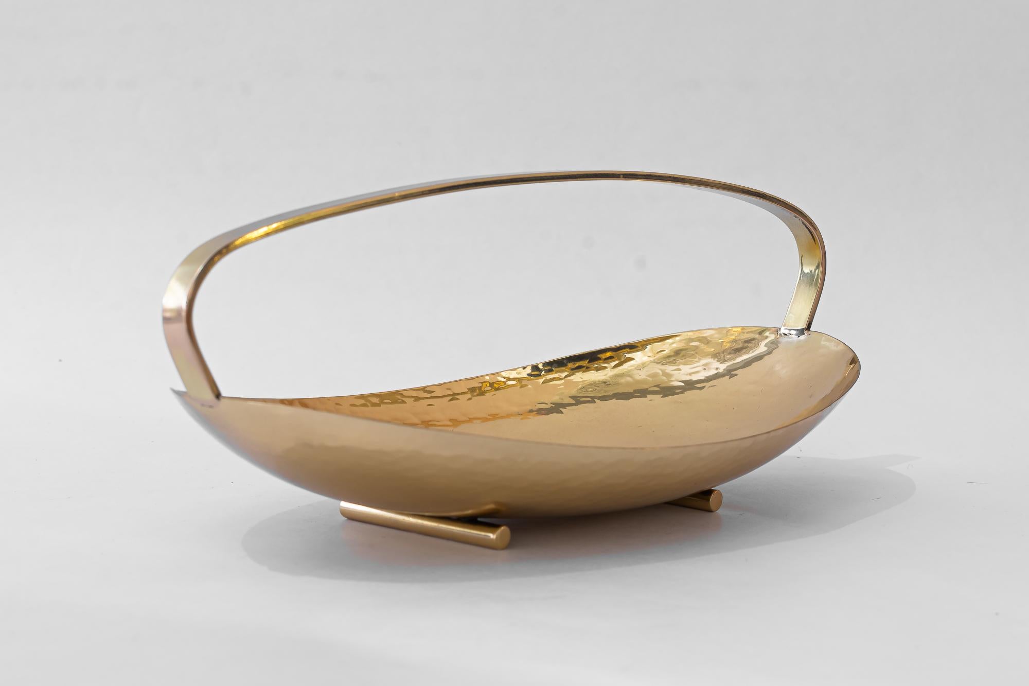 Hammered brass bowl vienna around 1920s In Good Condition For Sale In Wien, AT