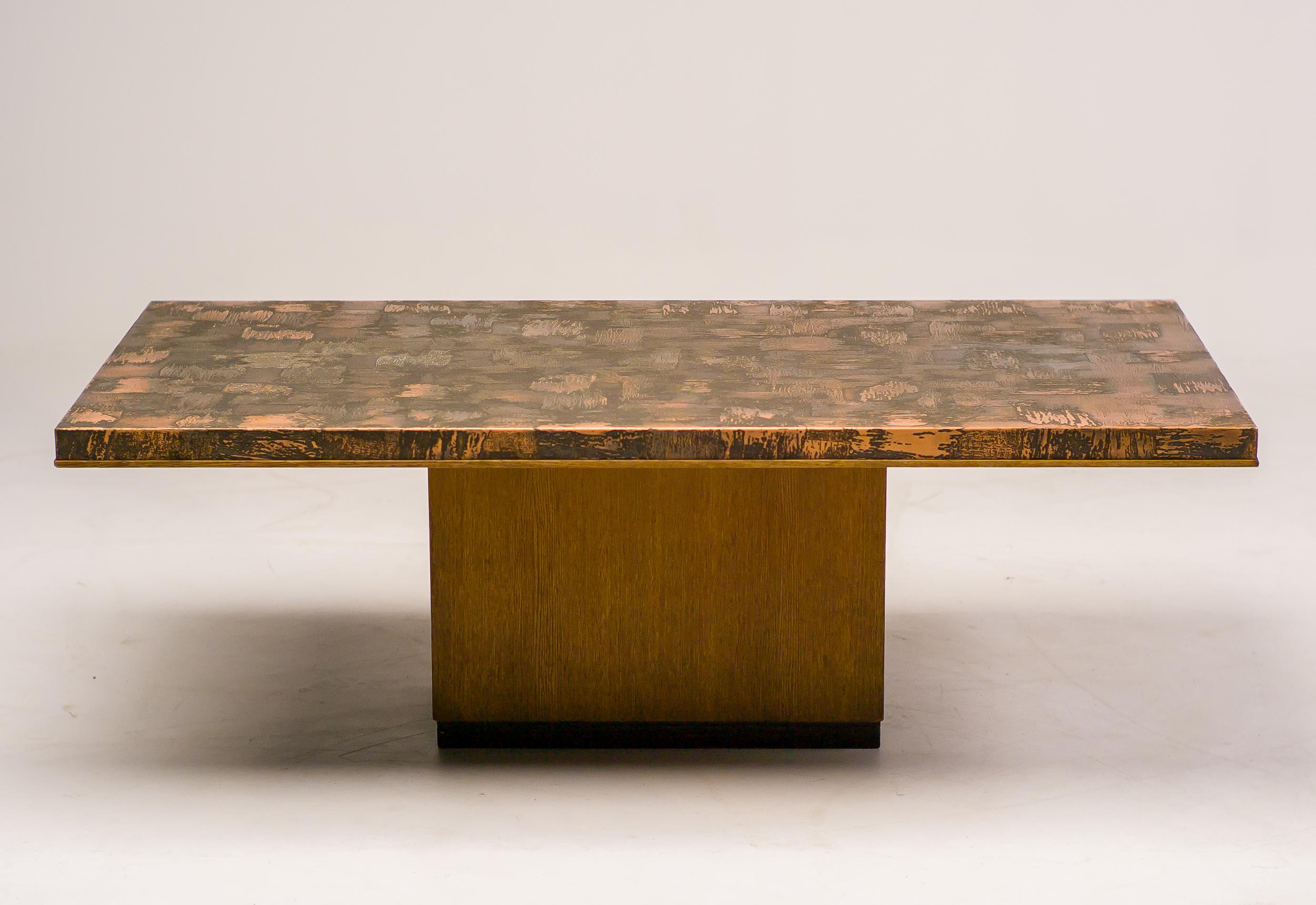 Table basse monumentale en laiton martelé et gravé par Illum Wikkelsø avec une base en placage de chêne et un socle en teinture noire. Pièce unique.
 
Illum Wikkelsø (1919-1999) était un éminent designer de meubles danois connu pour ses créations