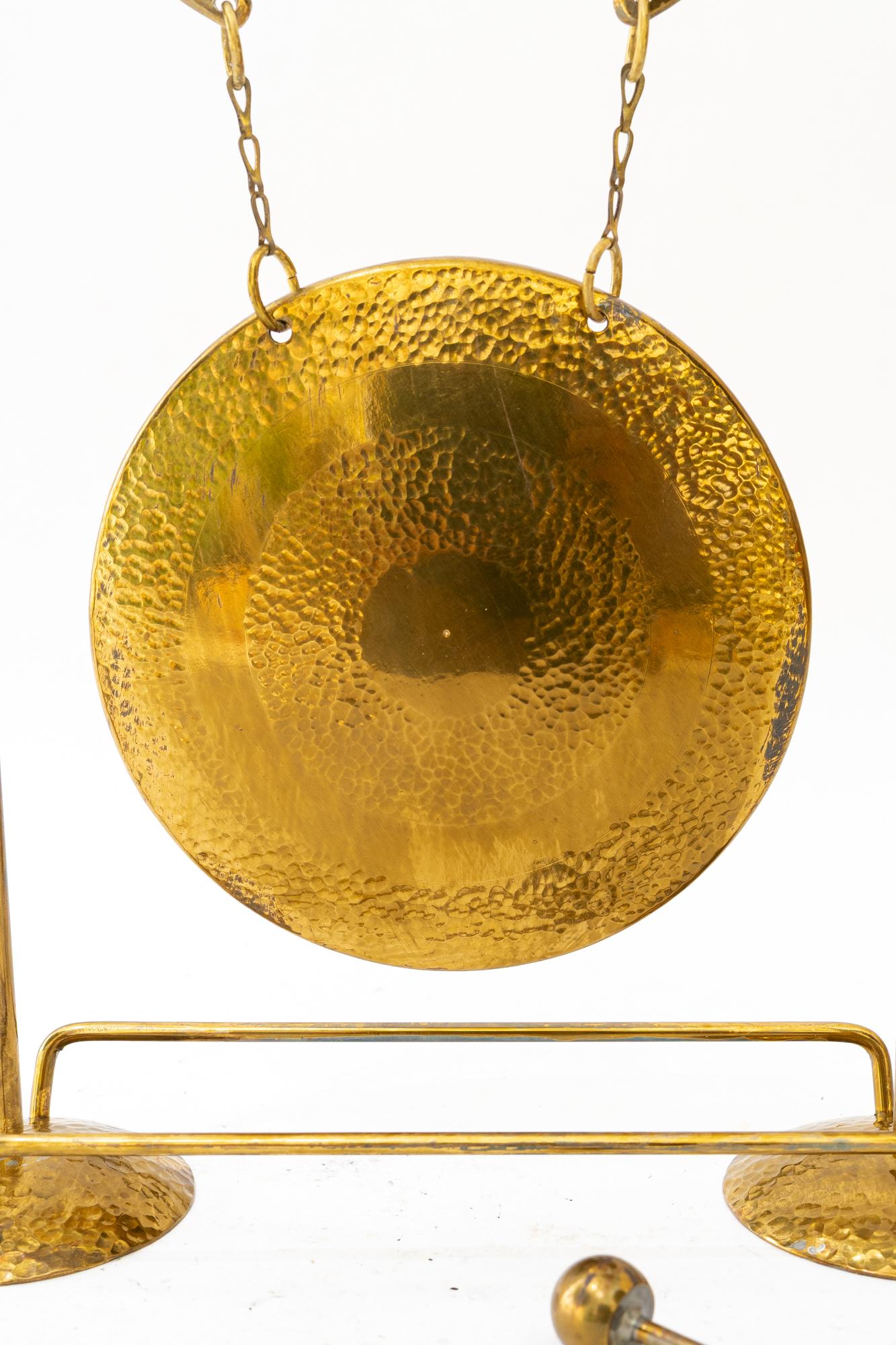 Mid-Century moderno Gong da pranzo in ottone martellato del 1950 circa in vendita