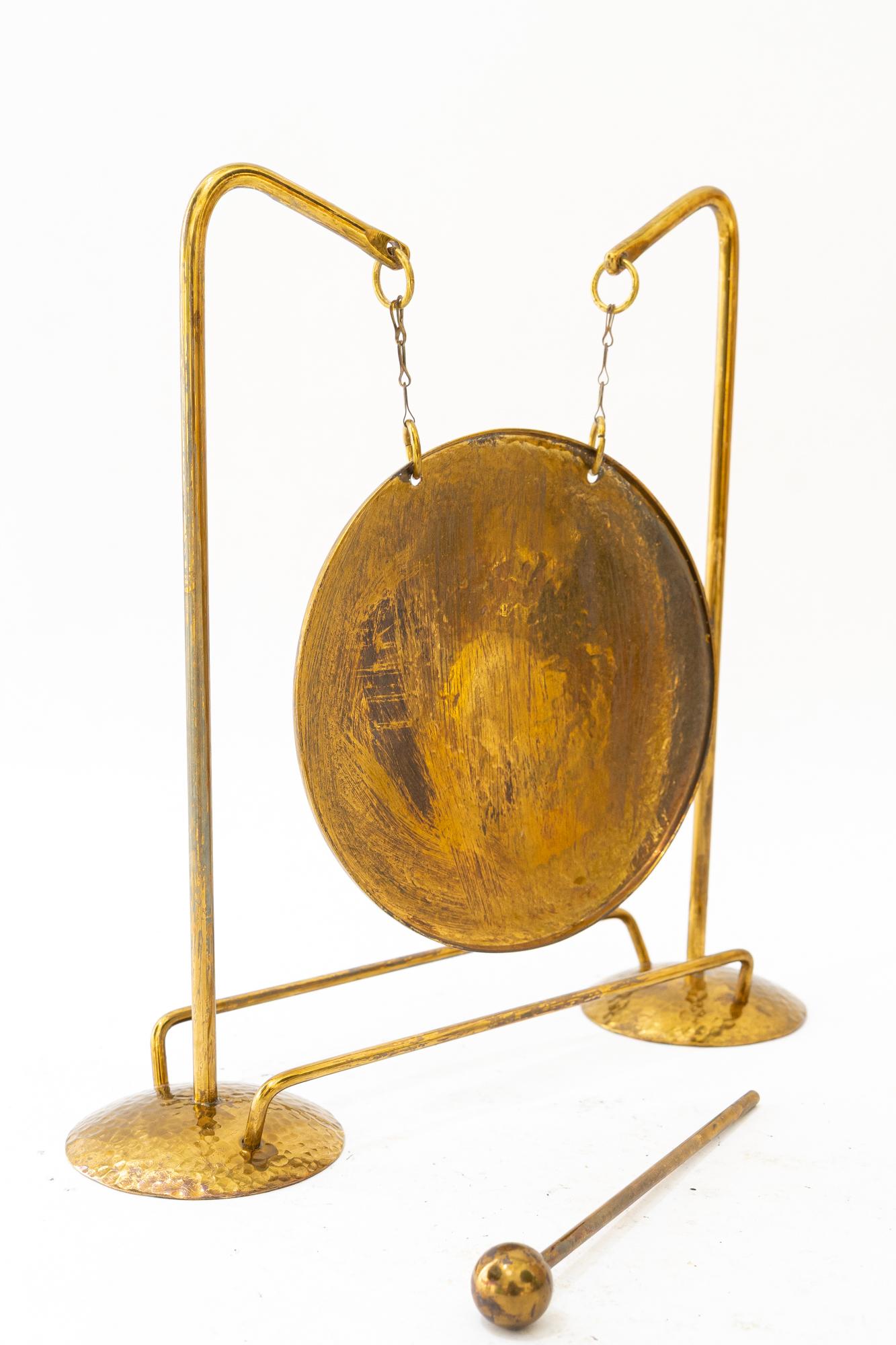 Metà XX secolo Gong da pranzo in ottone martellato del 1950 circa in vendita