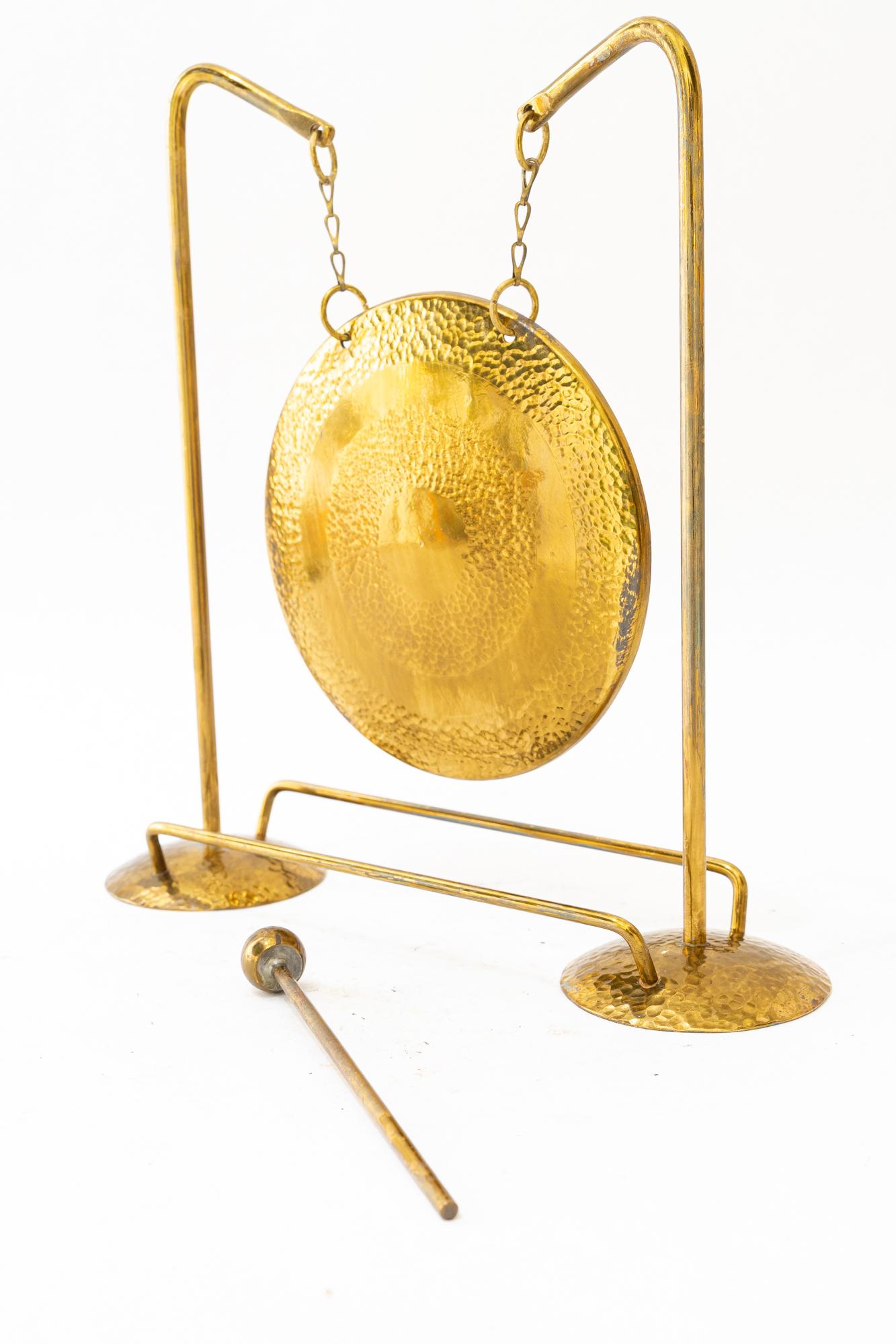 Ottone Gong da pranzo in ottone martellato del 1950 circa in vendita