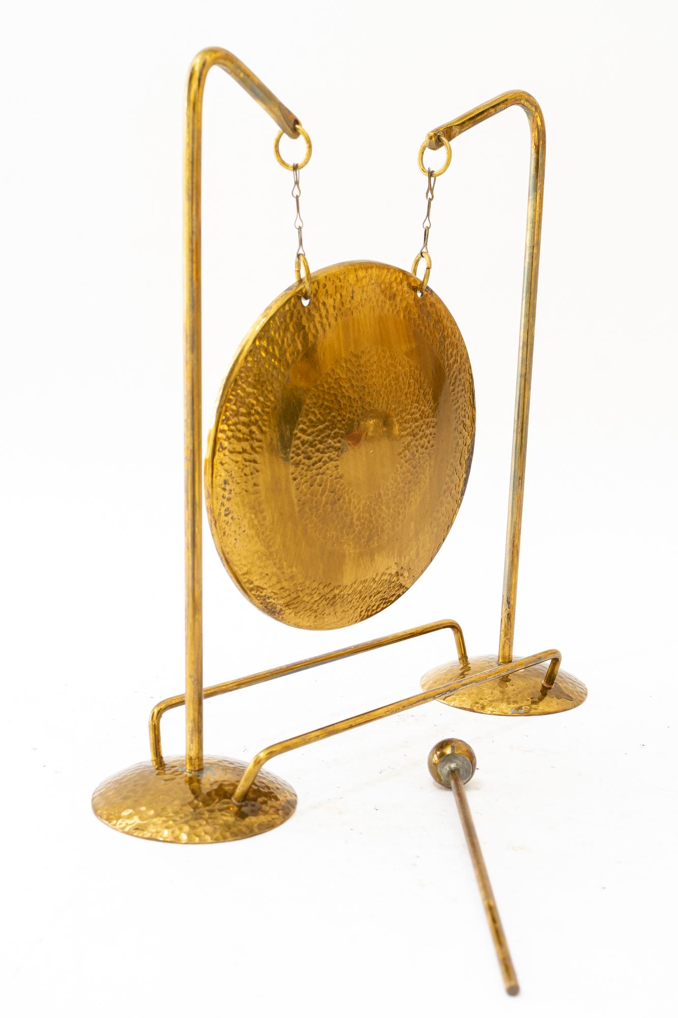 Gong da pranzo in ottone martellato del 1950 circa in vendita 1