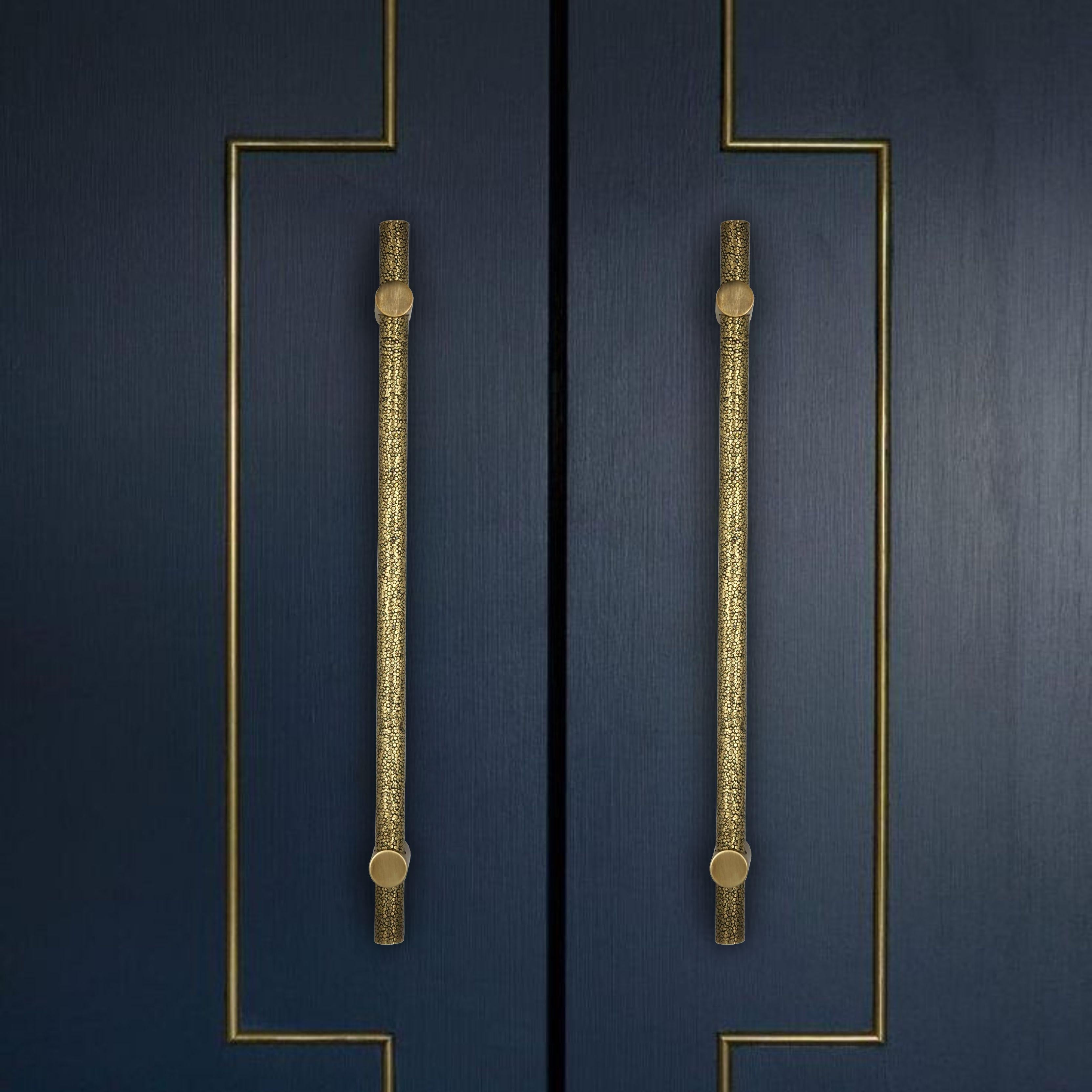 Tirador de puerta de latón martillado con efecto shagreen - Longitud 70 cm