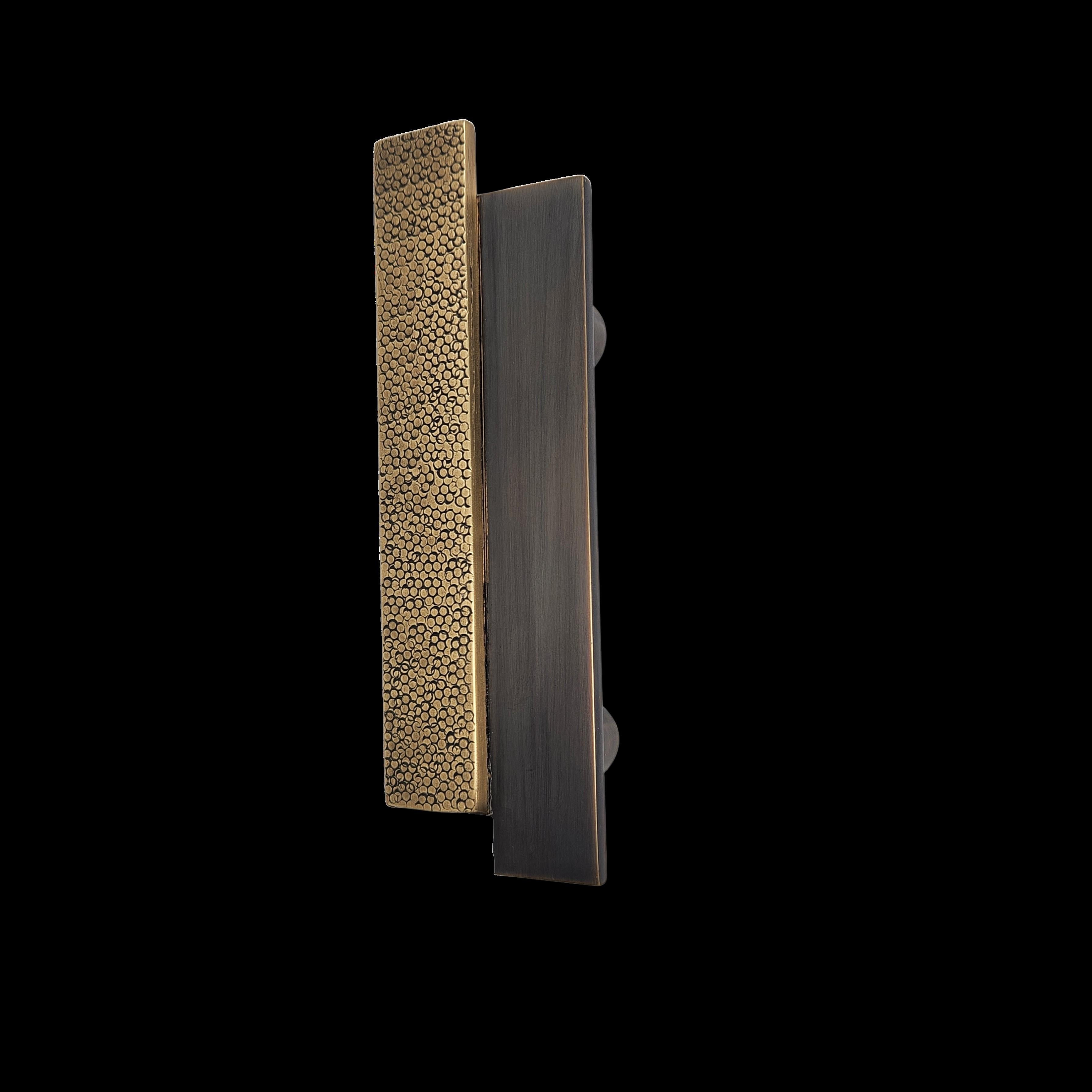 This solid brass drawer pull belongs to the Art Deco collection. Entirely handcrafted in our workshops, it features a subtle contrast between two finishes: a hammered brass strip with a shagreen effect in an aged gold patina, and a flat plate in